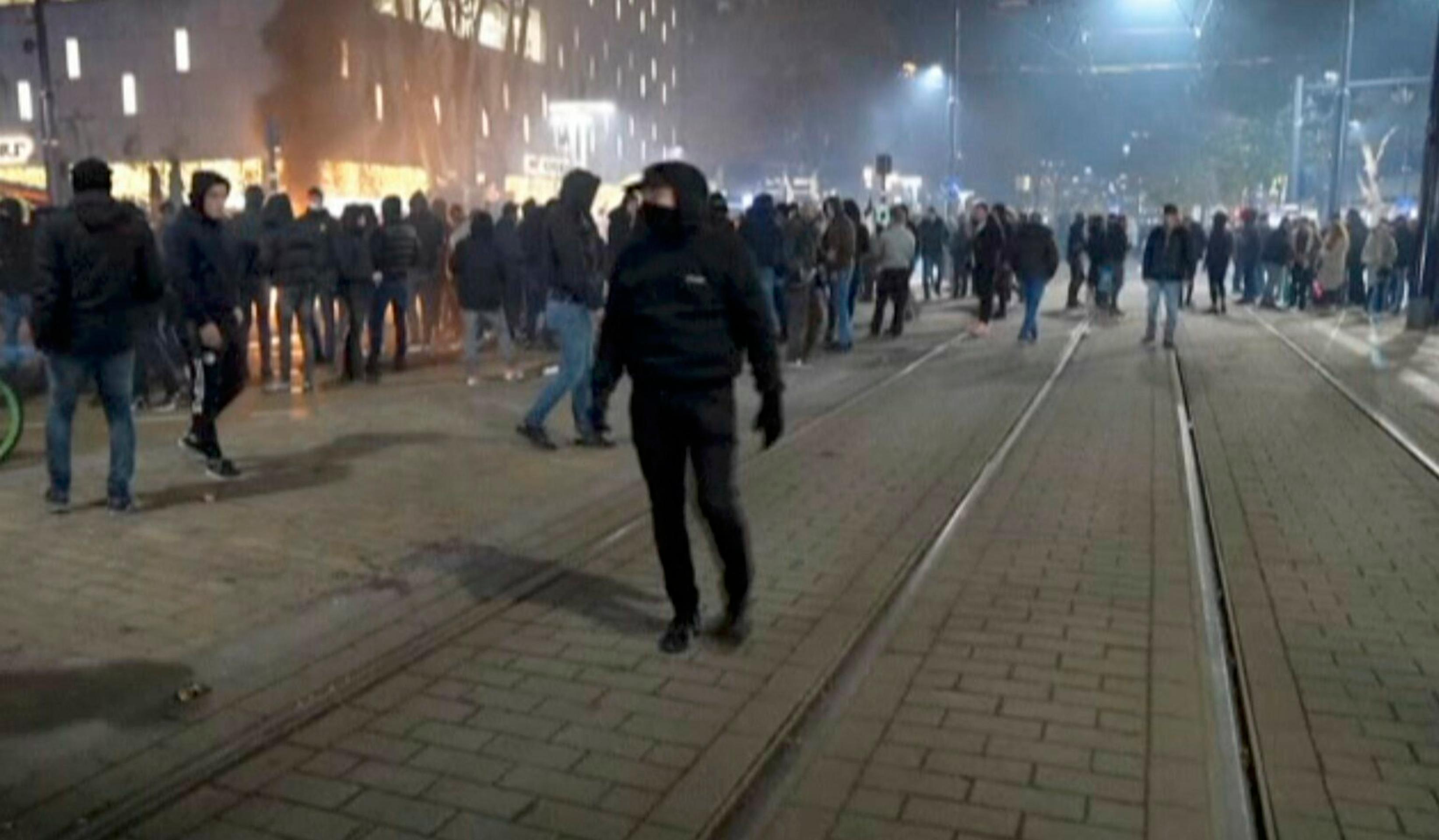 Polícia spustila na proteste varovnú streľbu, hlásia dvoch zranených