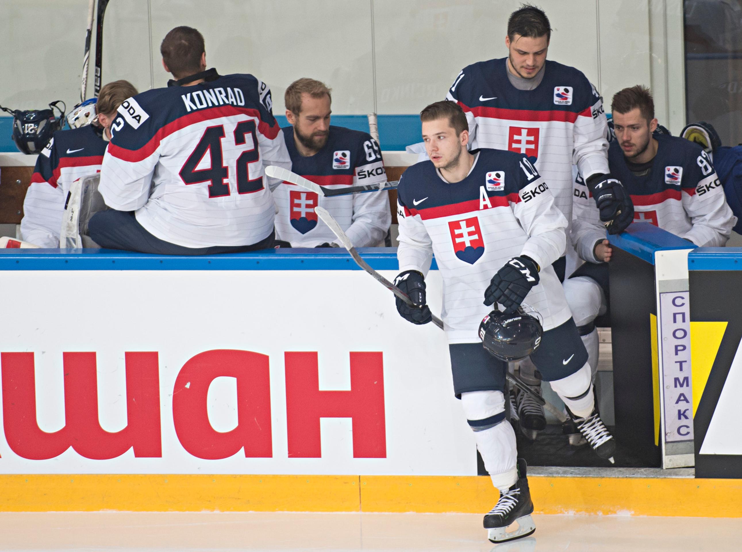 Na snímke zľava brankár Branislav Konrád, Tomáš Marcinko, Martin Réway, Patrik Lušňák a Martin Bakoš pred spoločným fotením na M