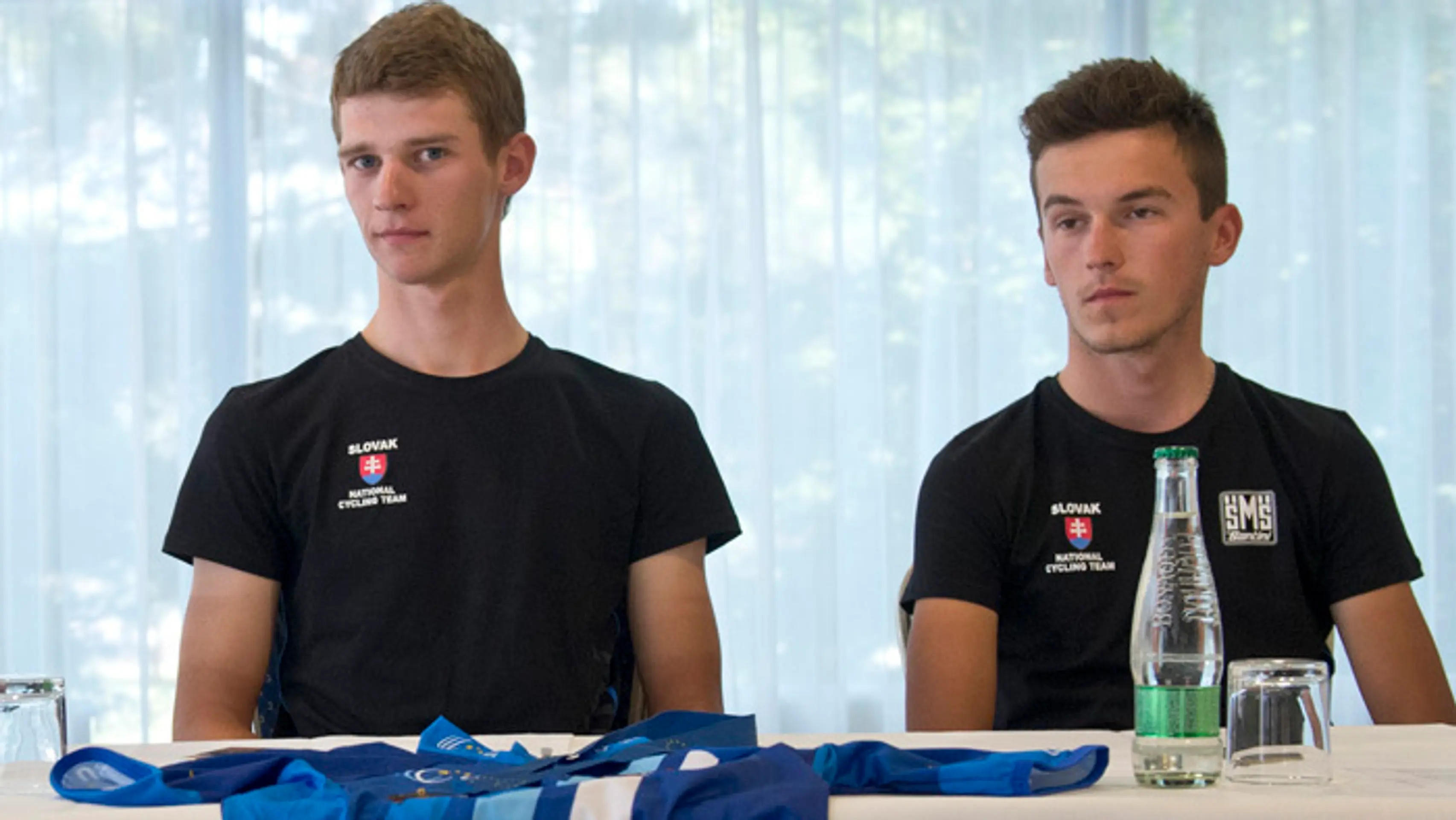 Majster Európy v cestnej cyklistike v kategórii do 23 rokov Erik Baška (vľavo) a reprekolega Juraj Bellan.