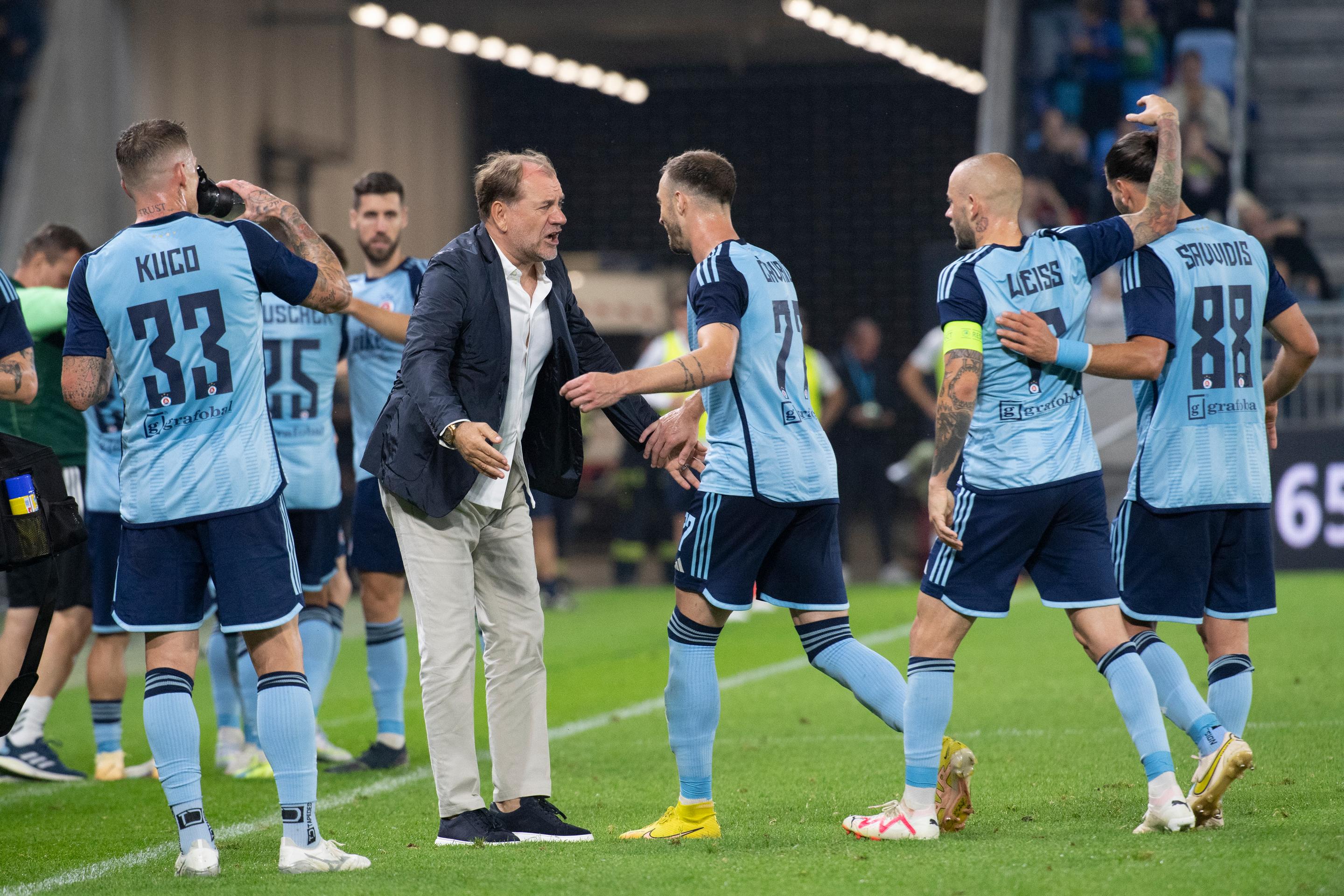 Na snímke tréner Vladimír Weiss st. a hráči Slovana sa tešia po strelení gólu na 2:0.