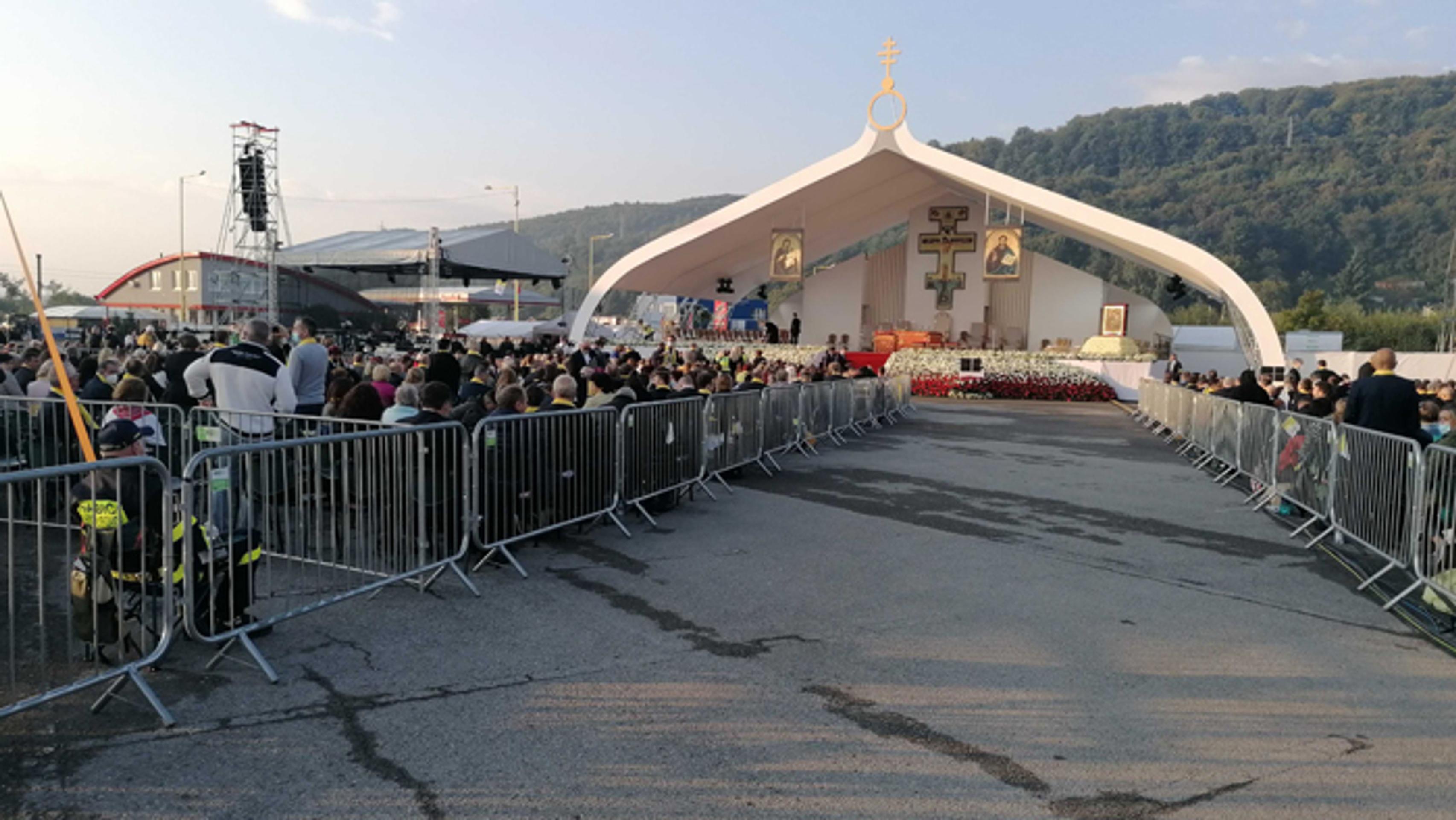 Mestká hala v Prešove sa už poriadne zaplnila.