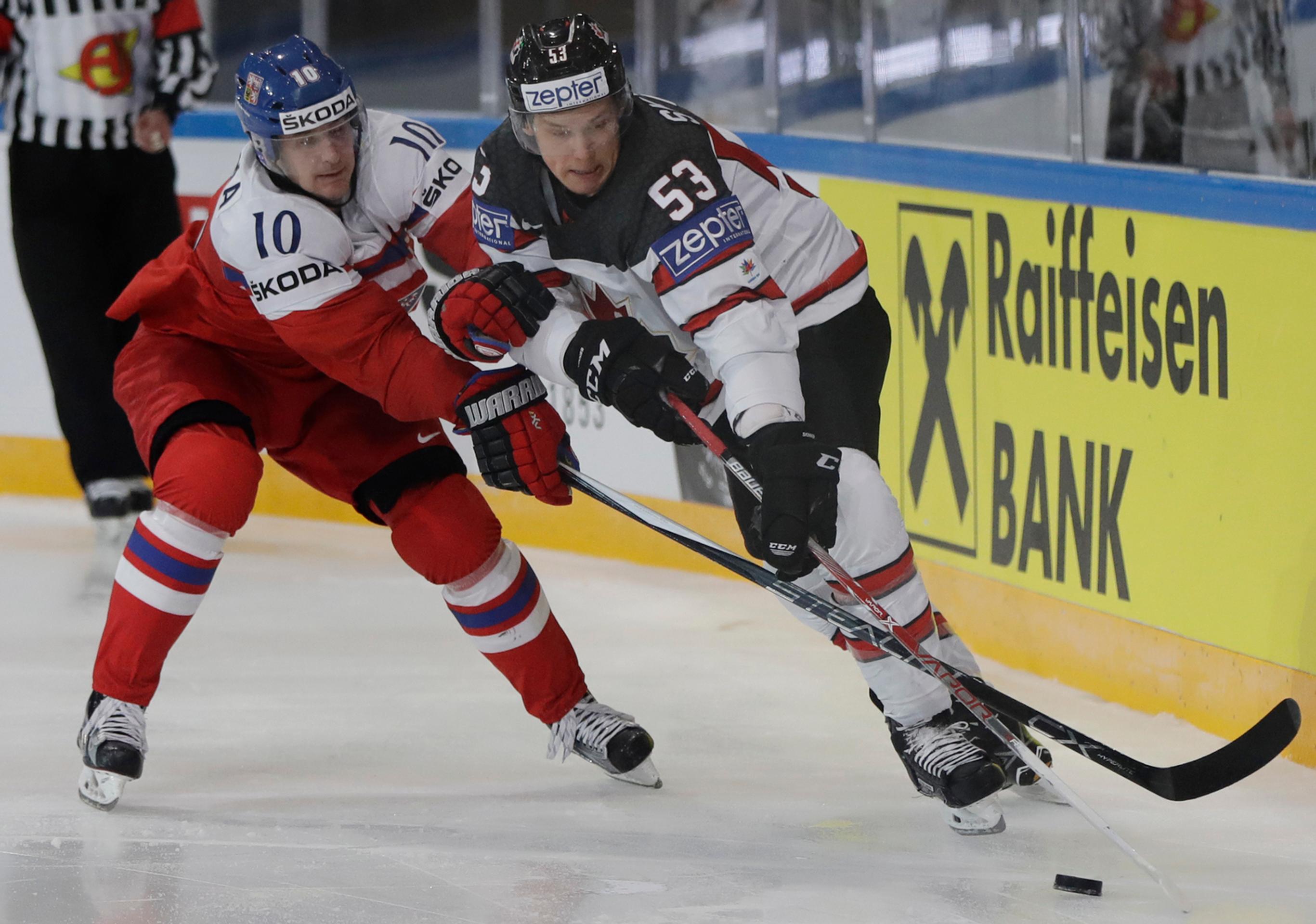 Roman Červenka (vľavo) z českého tímu atakuje Jeffa Skinnera z Kanady na MS 2017.