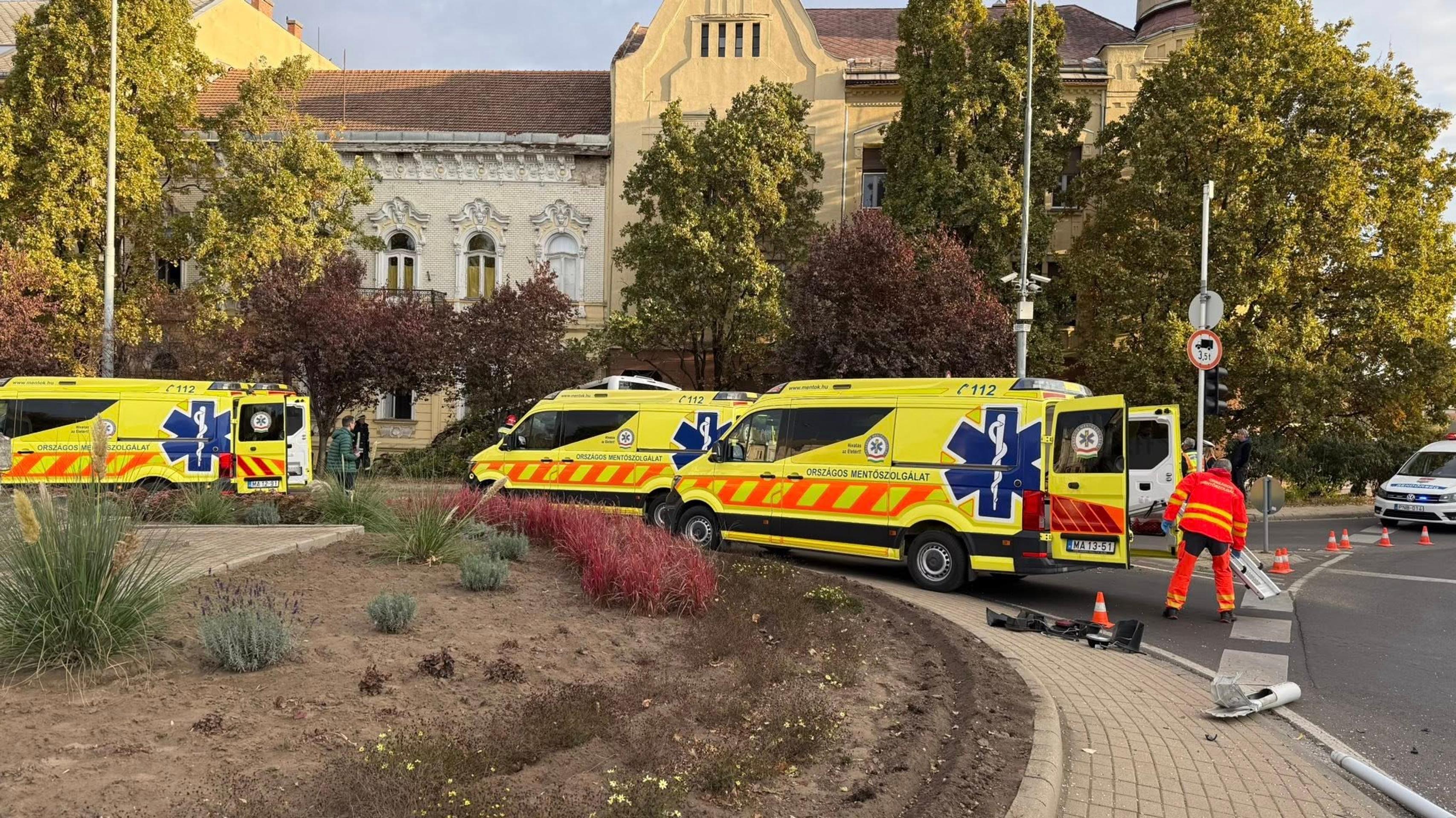 Autobus v Maďarsku narazil do budovy gymnázia
