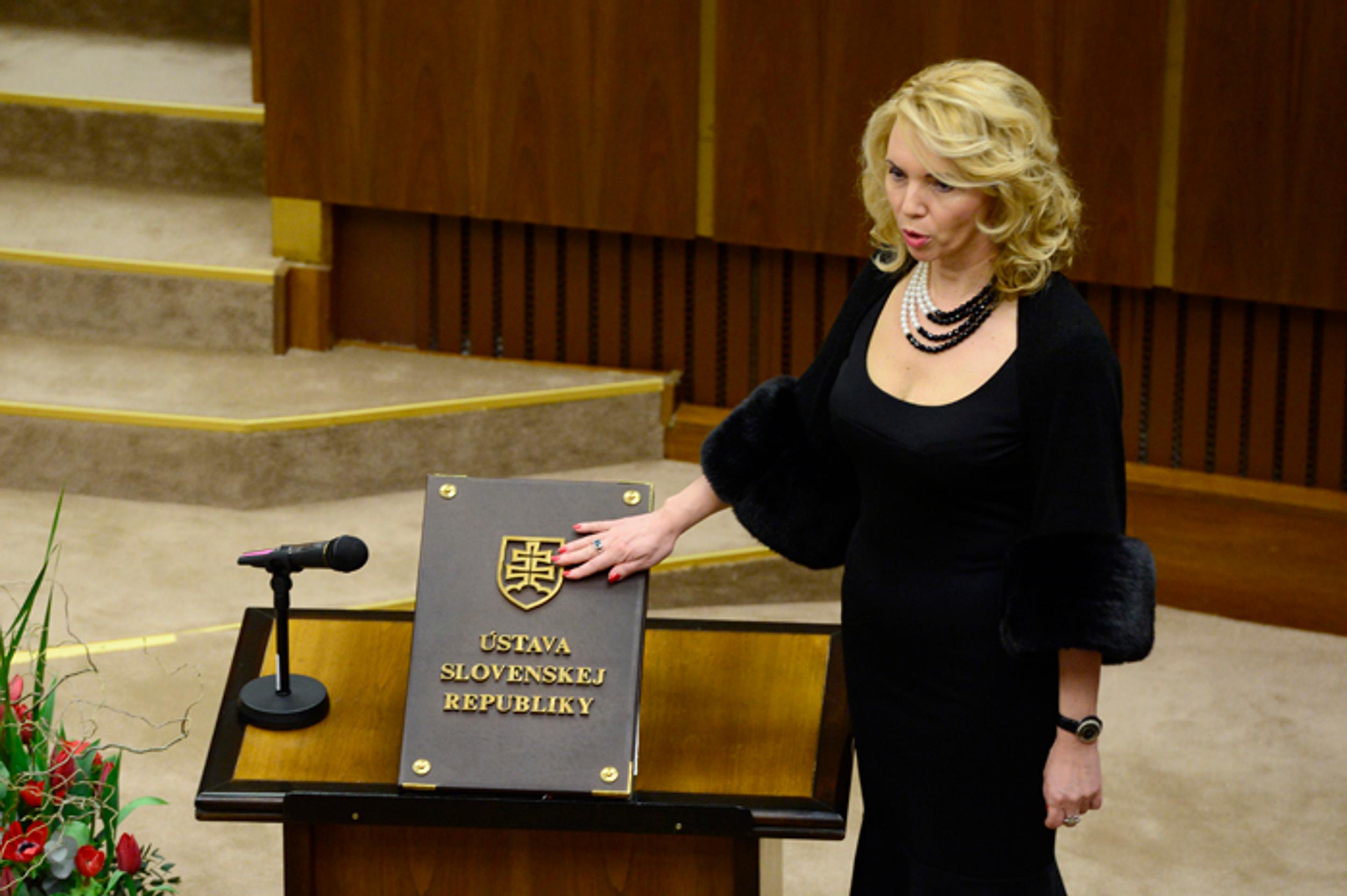 Eva Antošová (SNS) skladá poslanecký sľub.