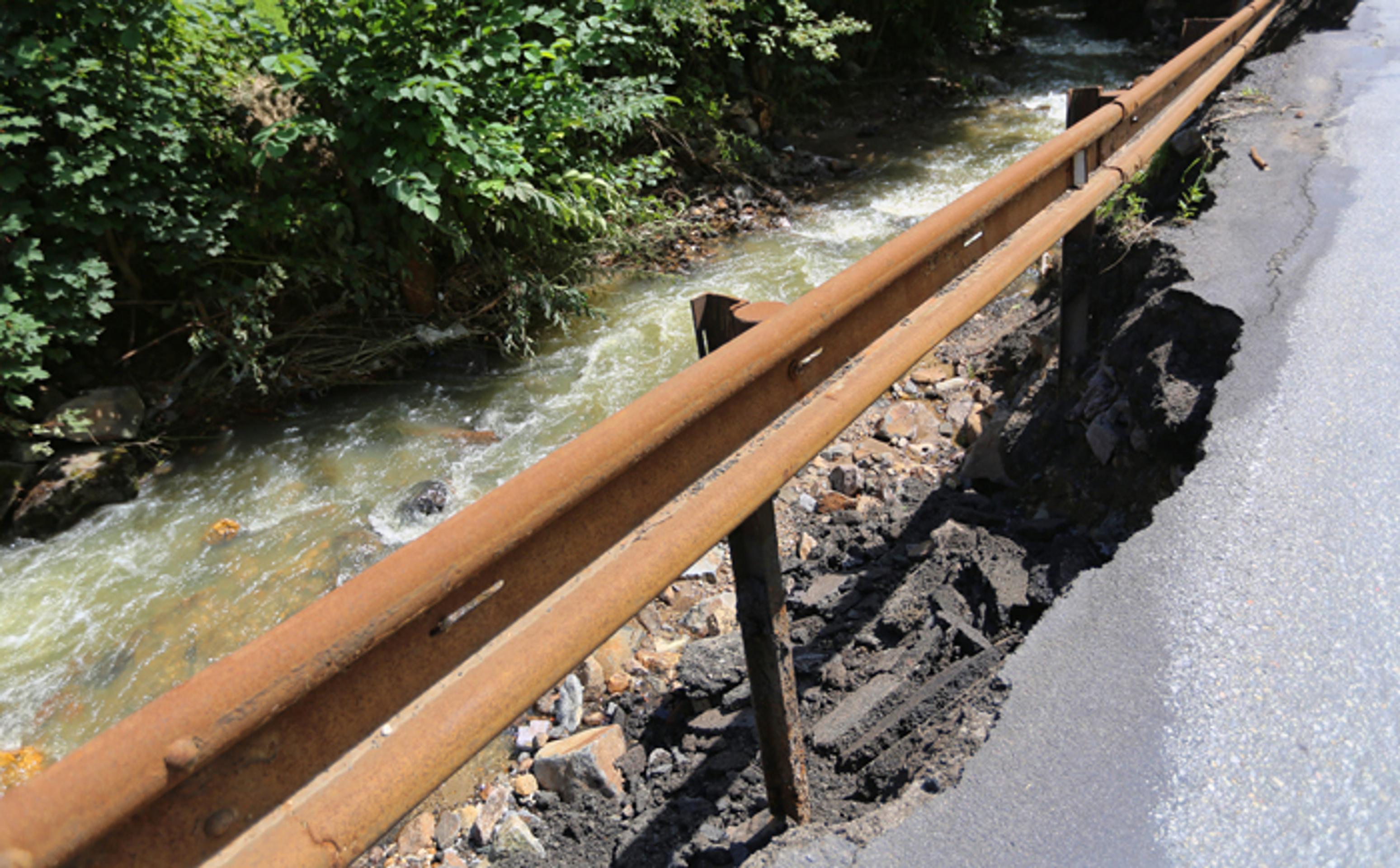 Poškodená cesta medzi Kremnicou a obcou Kremnické Bane po záplavách.
