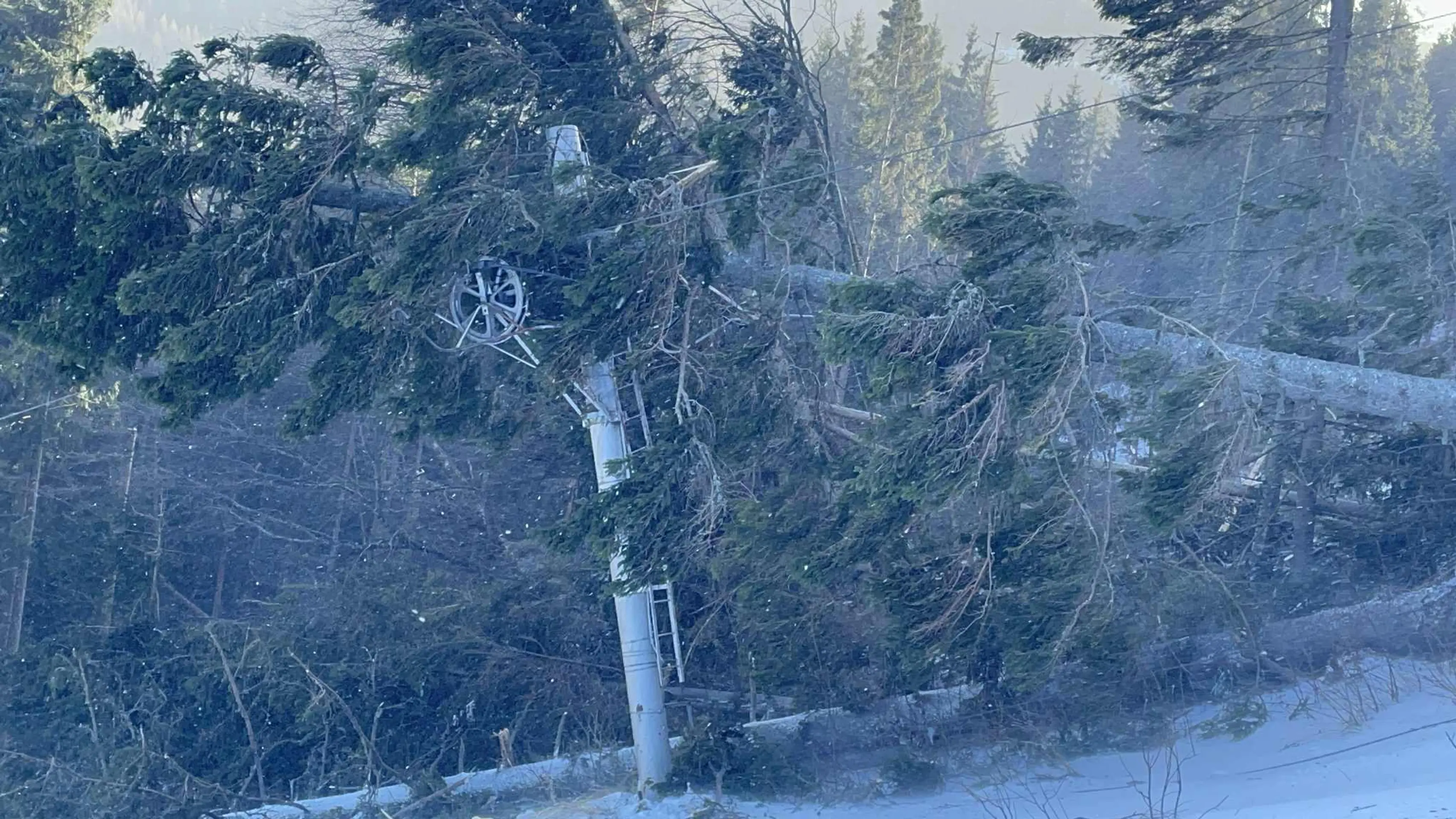 Silný vietor napáchal škody v SKI Resorte Smrečiny.