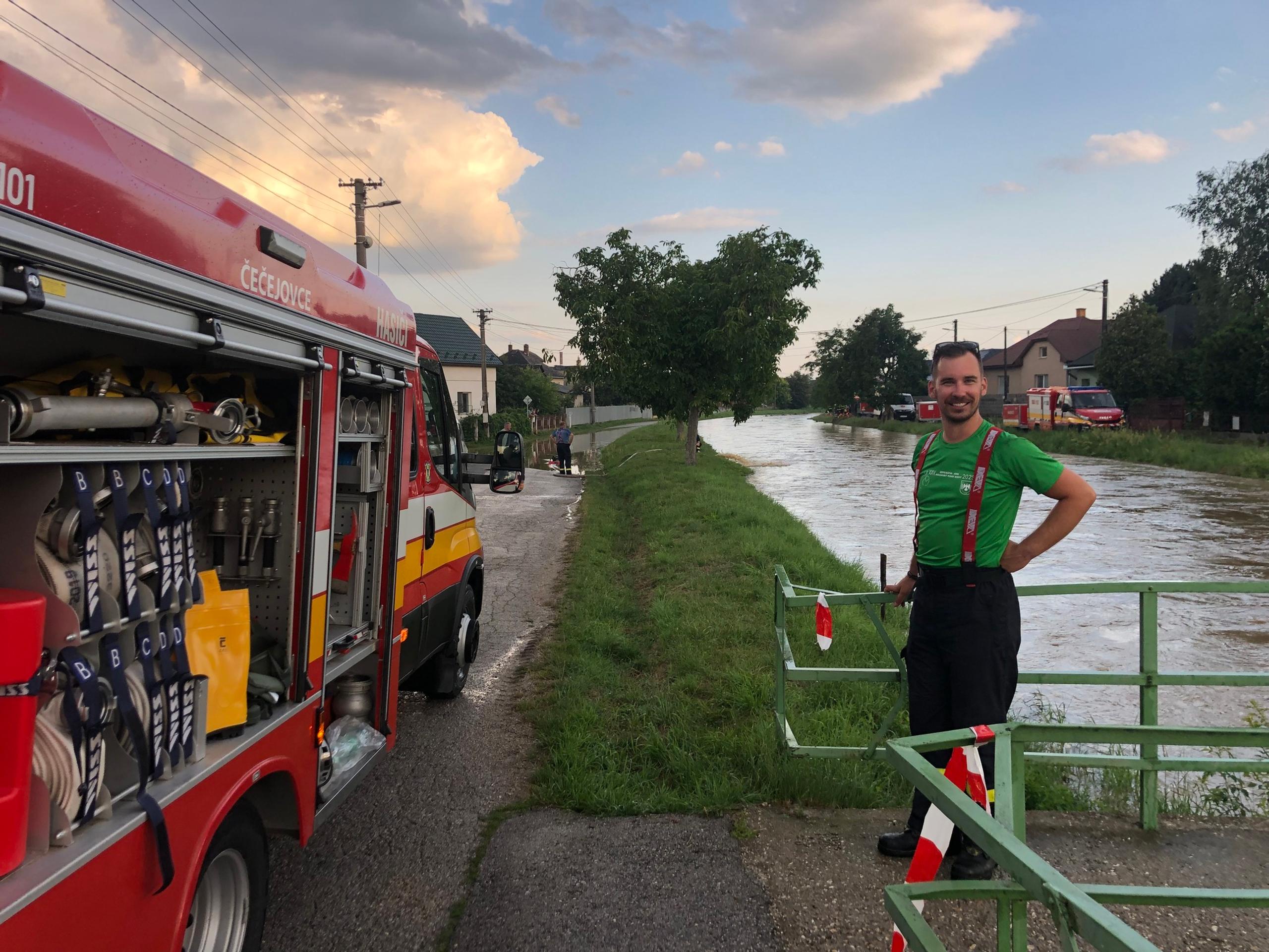 Pre stúpajúcu vodu potoka v obci stavali protipovodňové bariéry. Zdroj: Lukáš Macák