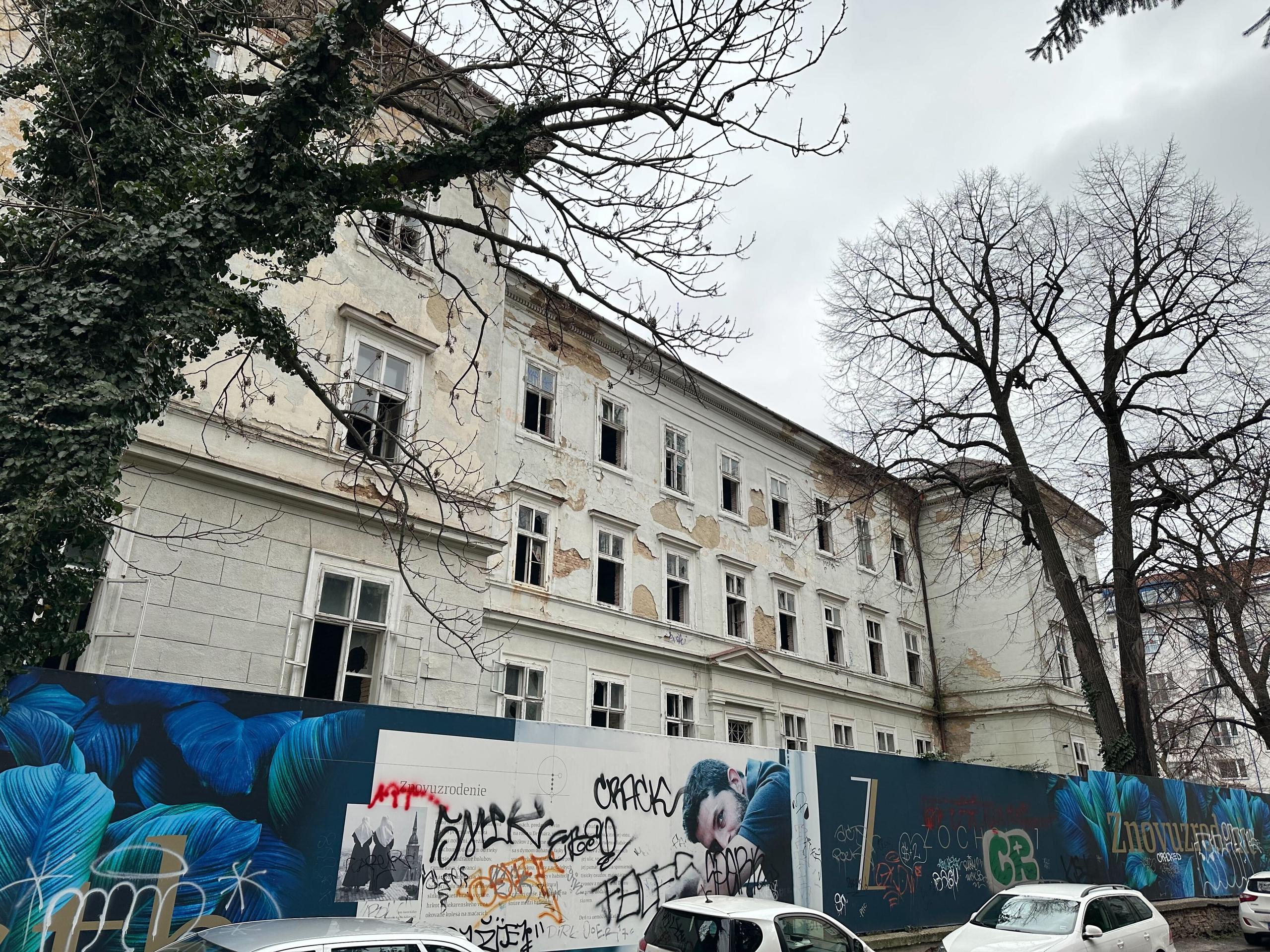 Zničená budova bývalej pôrodnice na Zochovej