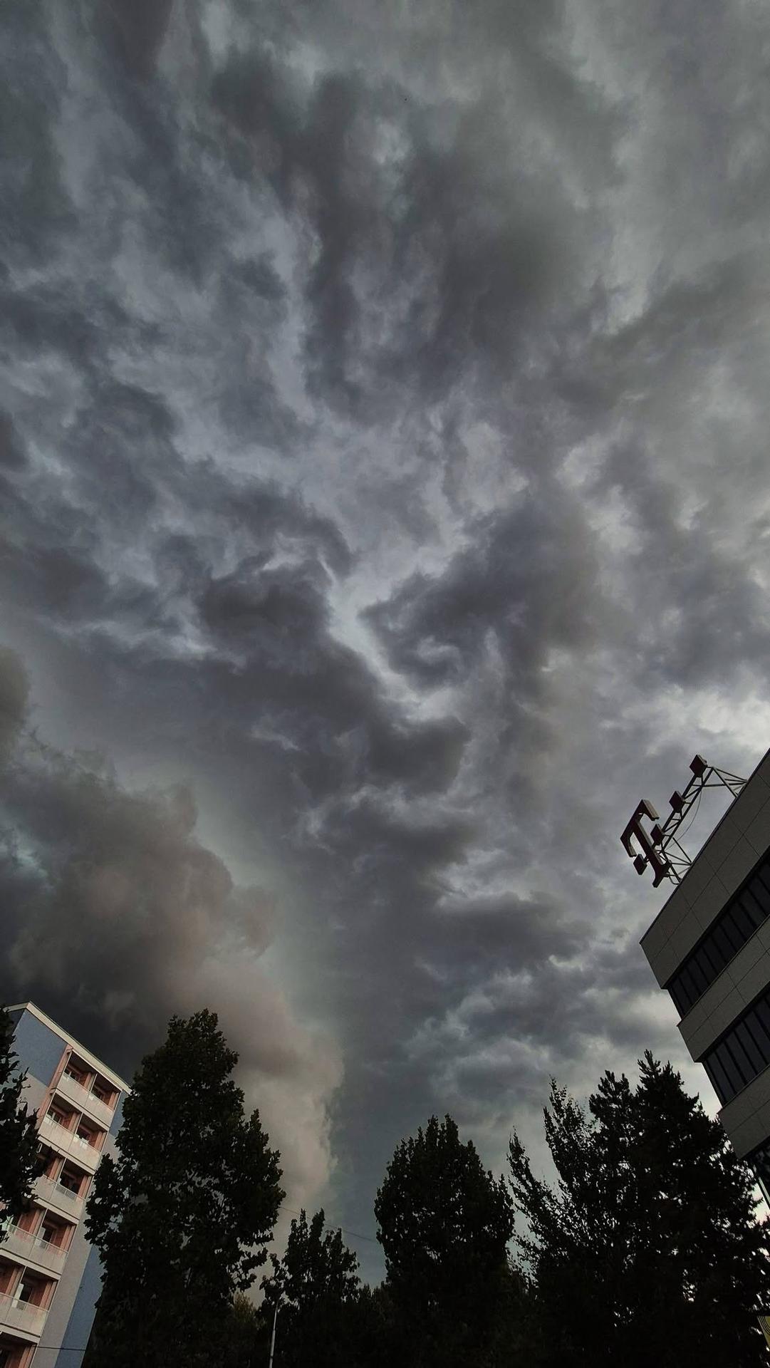 Na severe Slovenska udreli búrky.