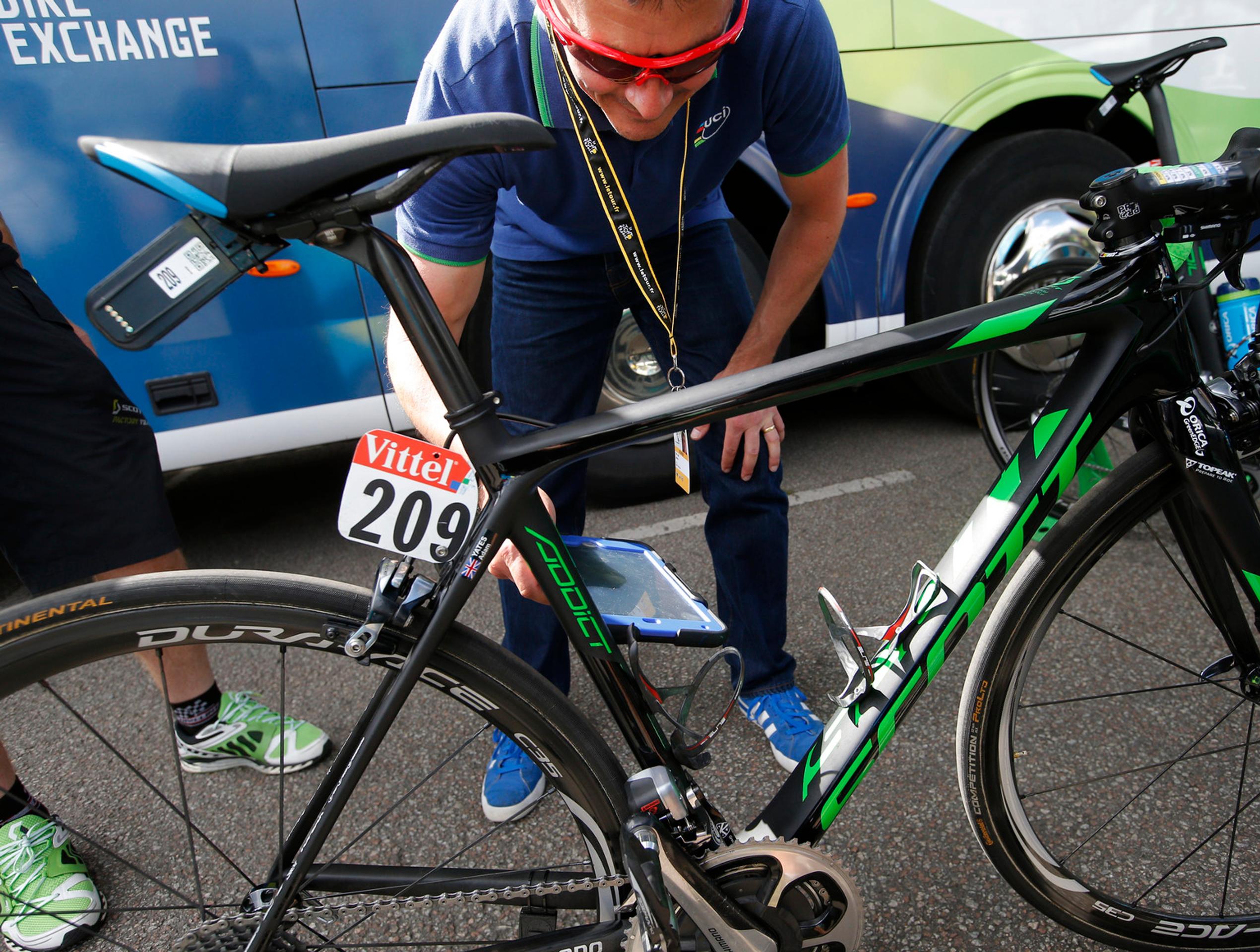 Predstaviteľ Medzinárodnej cyklistickej únie  testuje bicykel pretekára na mechanický doping.jpg