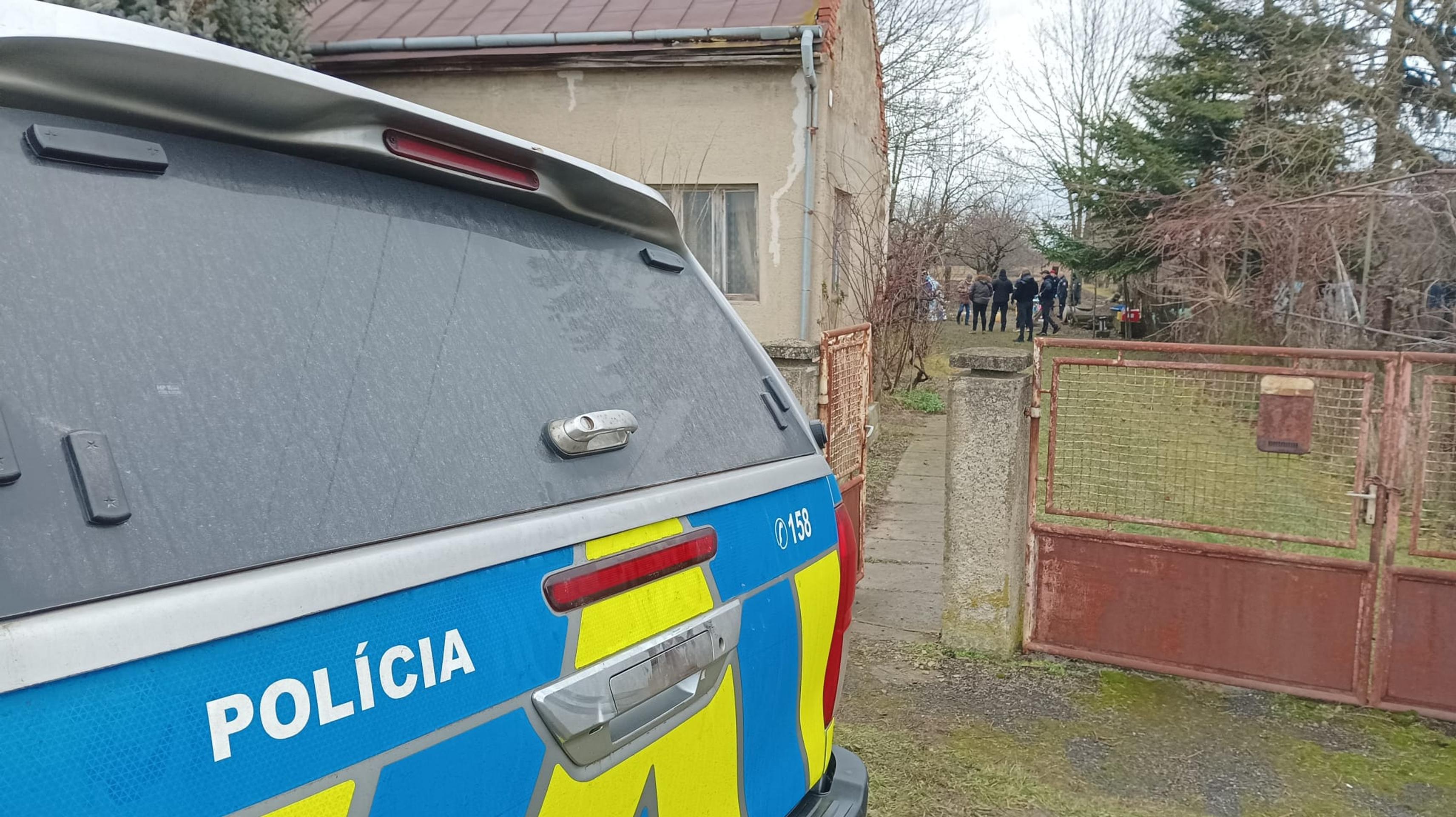 Polícia vykonáva prehliadku domu vo Vŕbnici