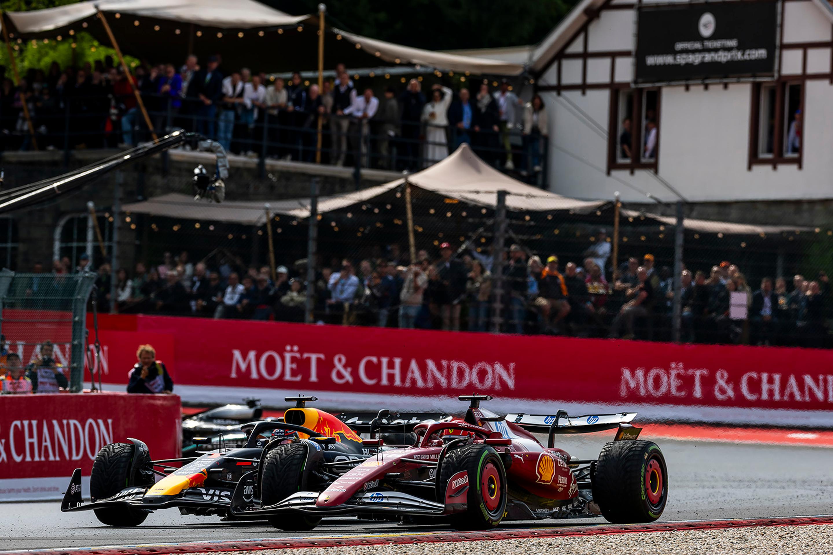 Max Verstappen a Charles Leclerc v súboji.
