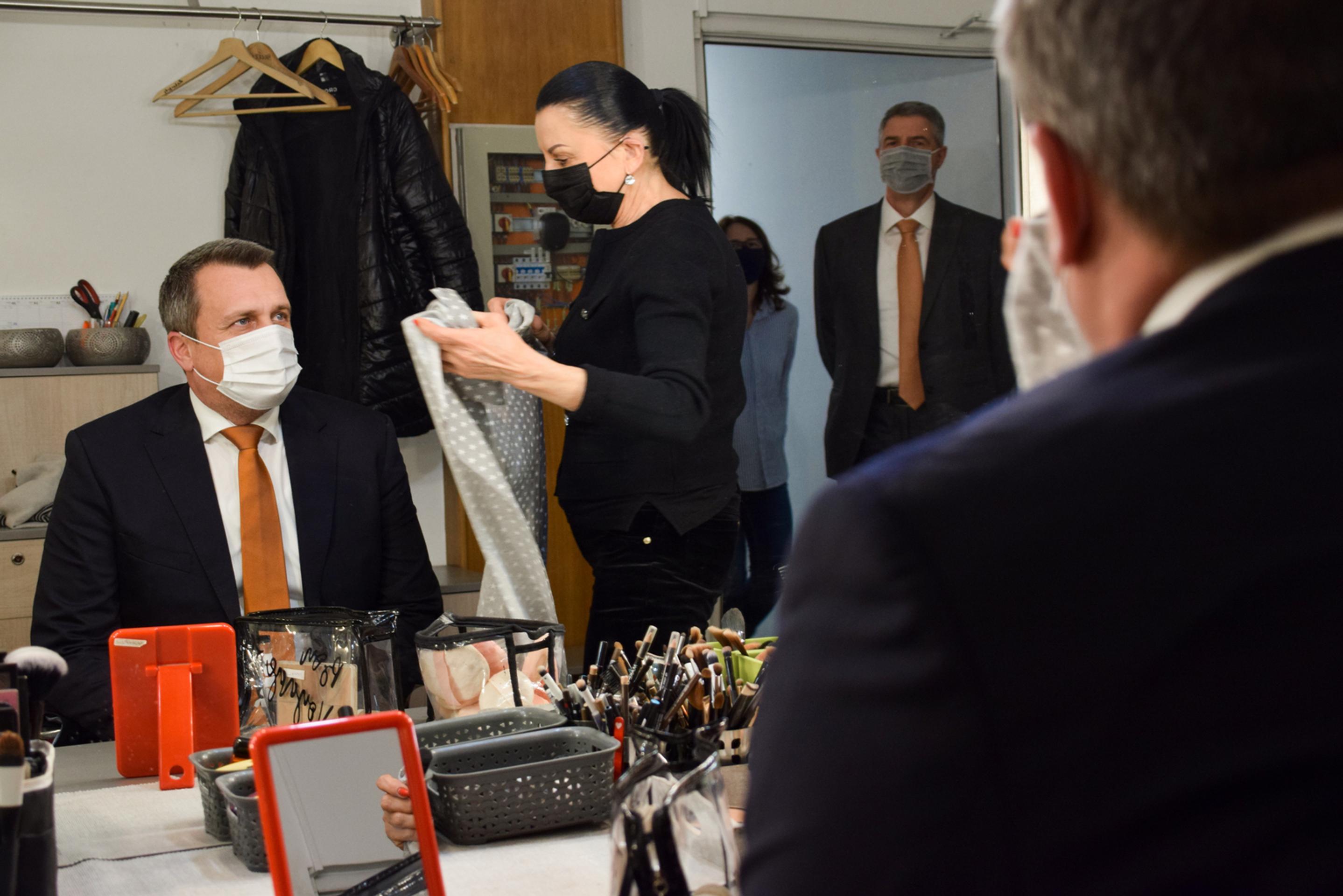 Béla Bugár a Andrej Danko pred reláciou Na telo plus s moderátorom Michalom Kovačičom.