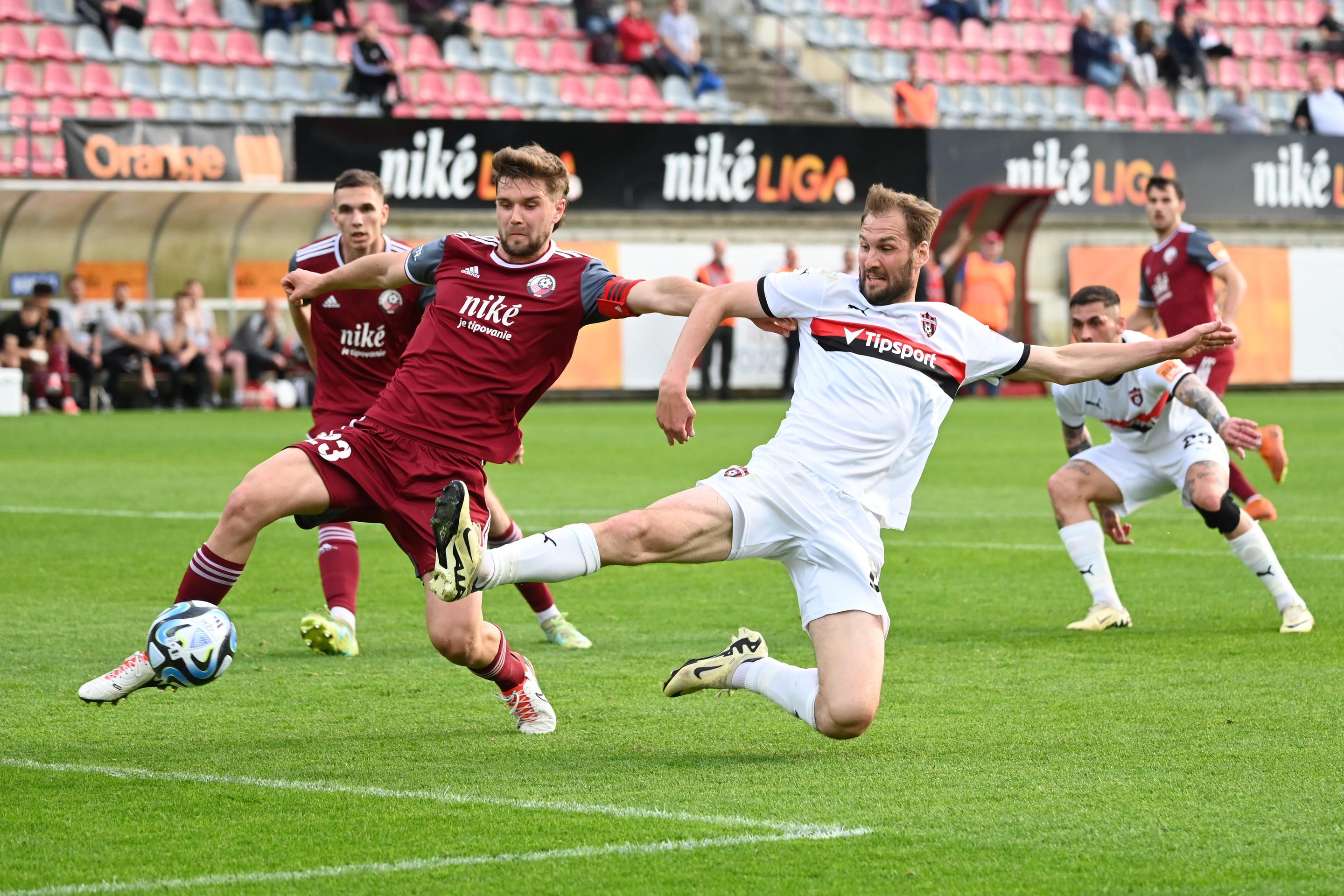 Na snímke vpravo hráč Trnavy Tomáš Poznar a kapitán Podbrezovej Mikuláš Bakaľa.