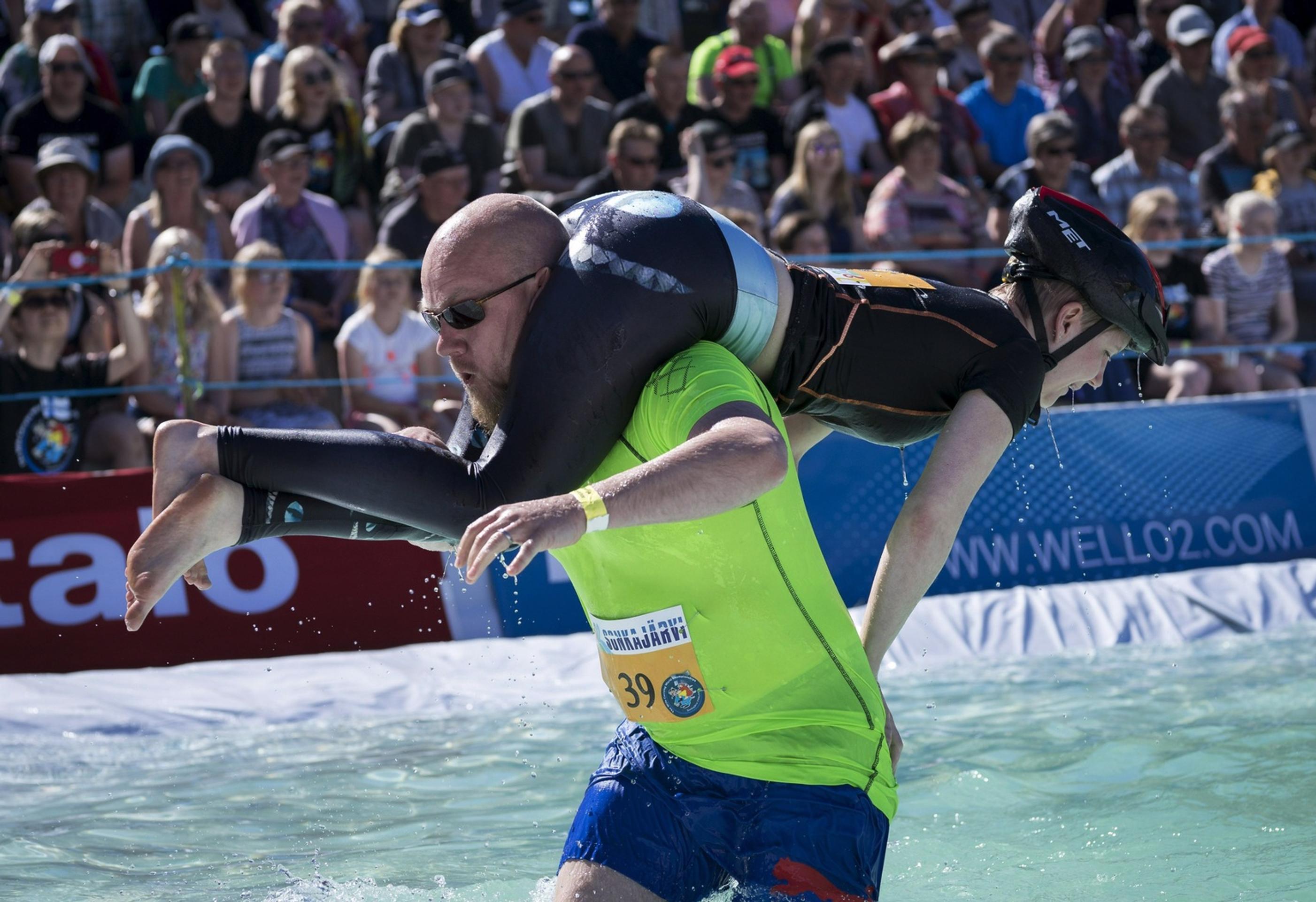 Majstrovstvá sveta v nosení manželky vo Fínsku.