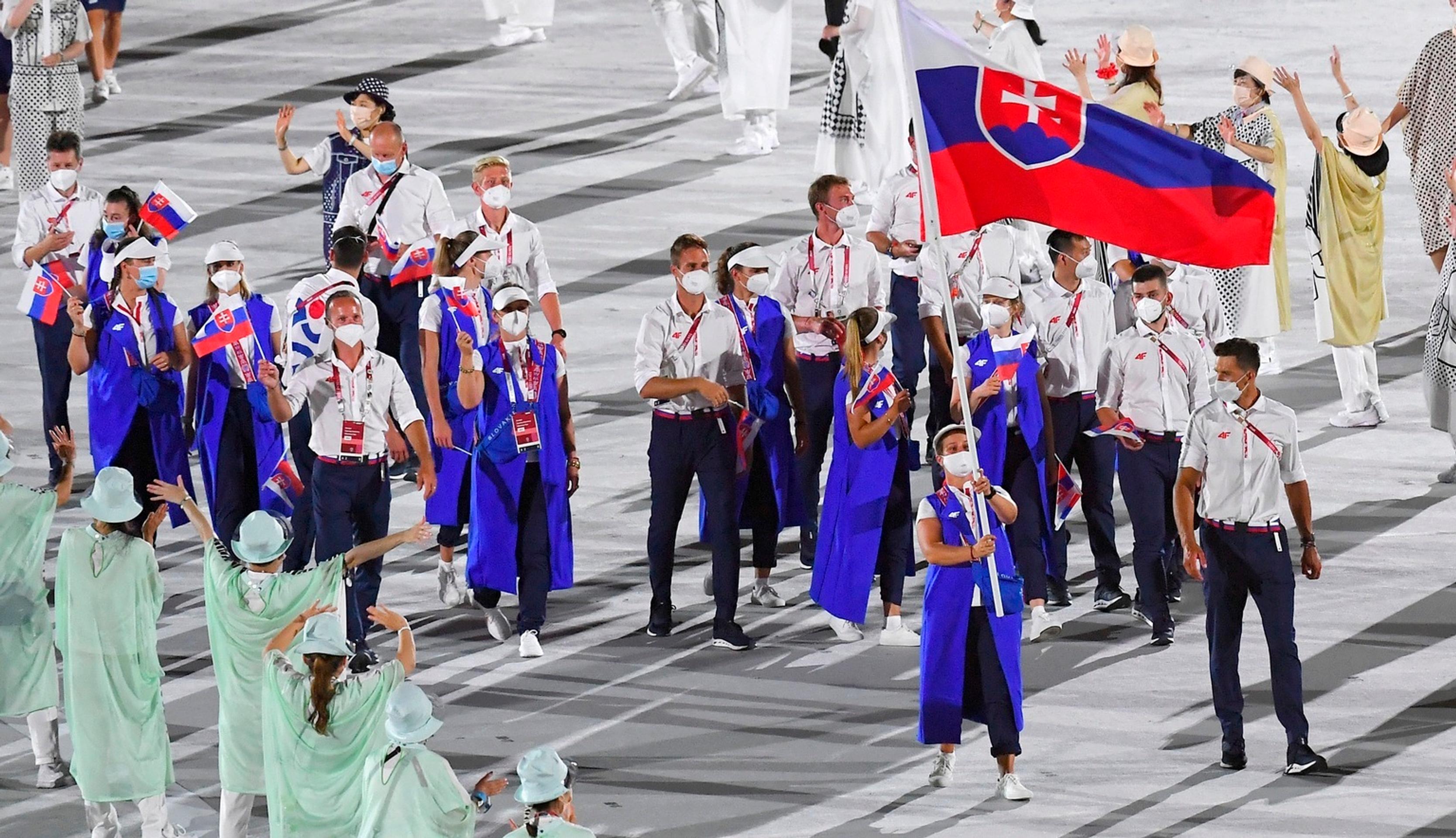 Slovenská výprava na čele s vlajkonosičmi strelkyňou Zuzanou Rehák Štefečekovou a vodným slalomárom Matejom Beňušom.