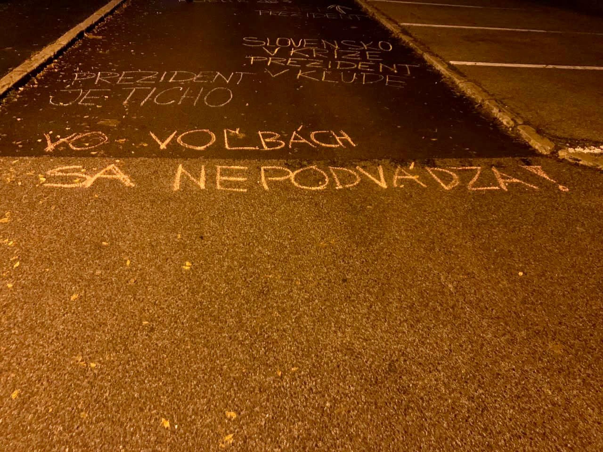 Na prezidenta čakali takéto nápisy