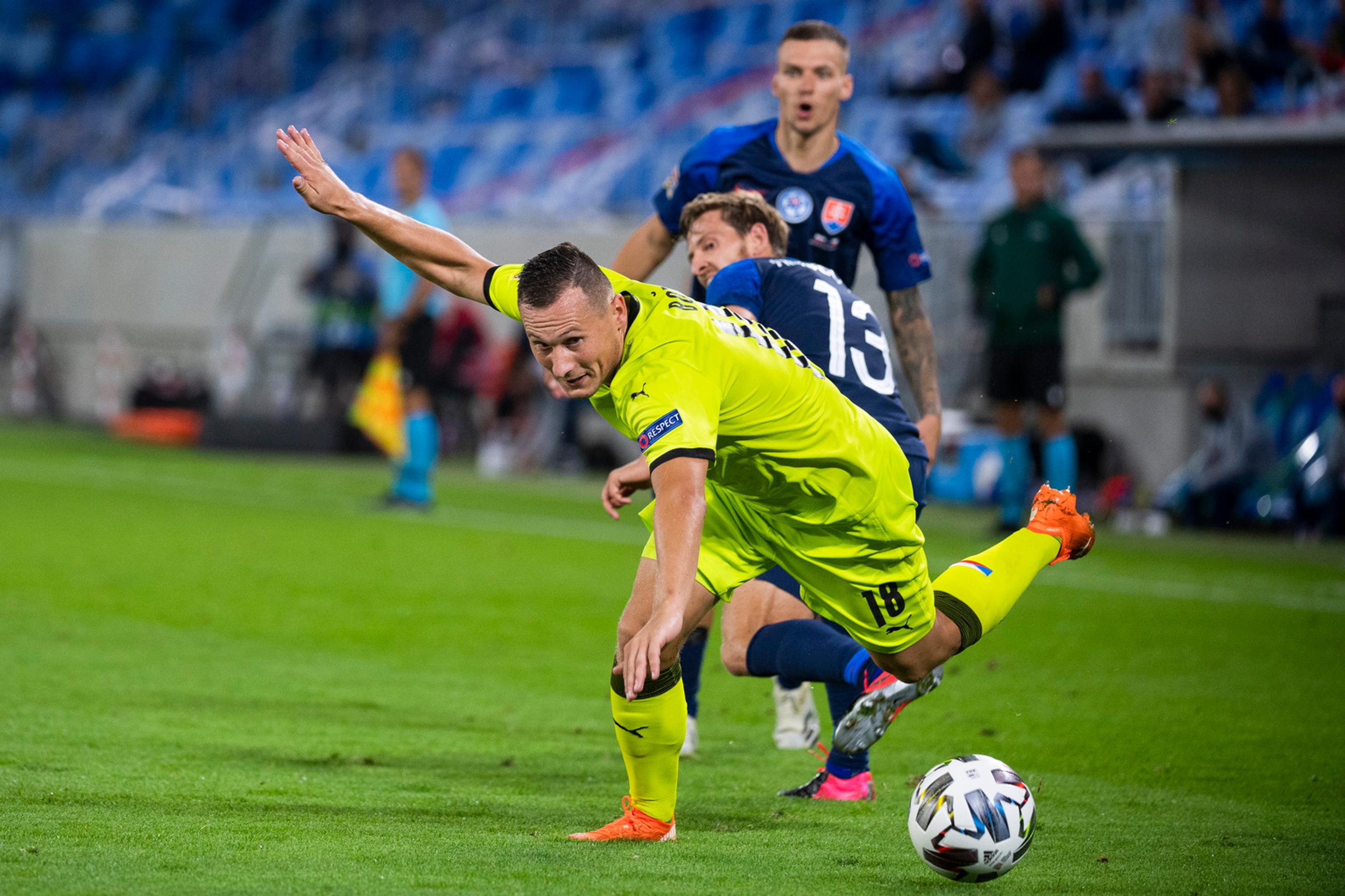 Na archívnej snímke z decembra 2015 emeritný pápež Benedikt XVI. počas omše pred otvorením Svätej brány Baziliky sv. Petra.