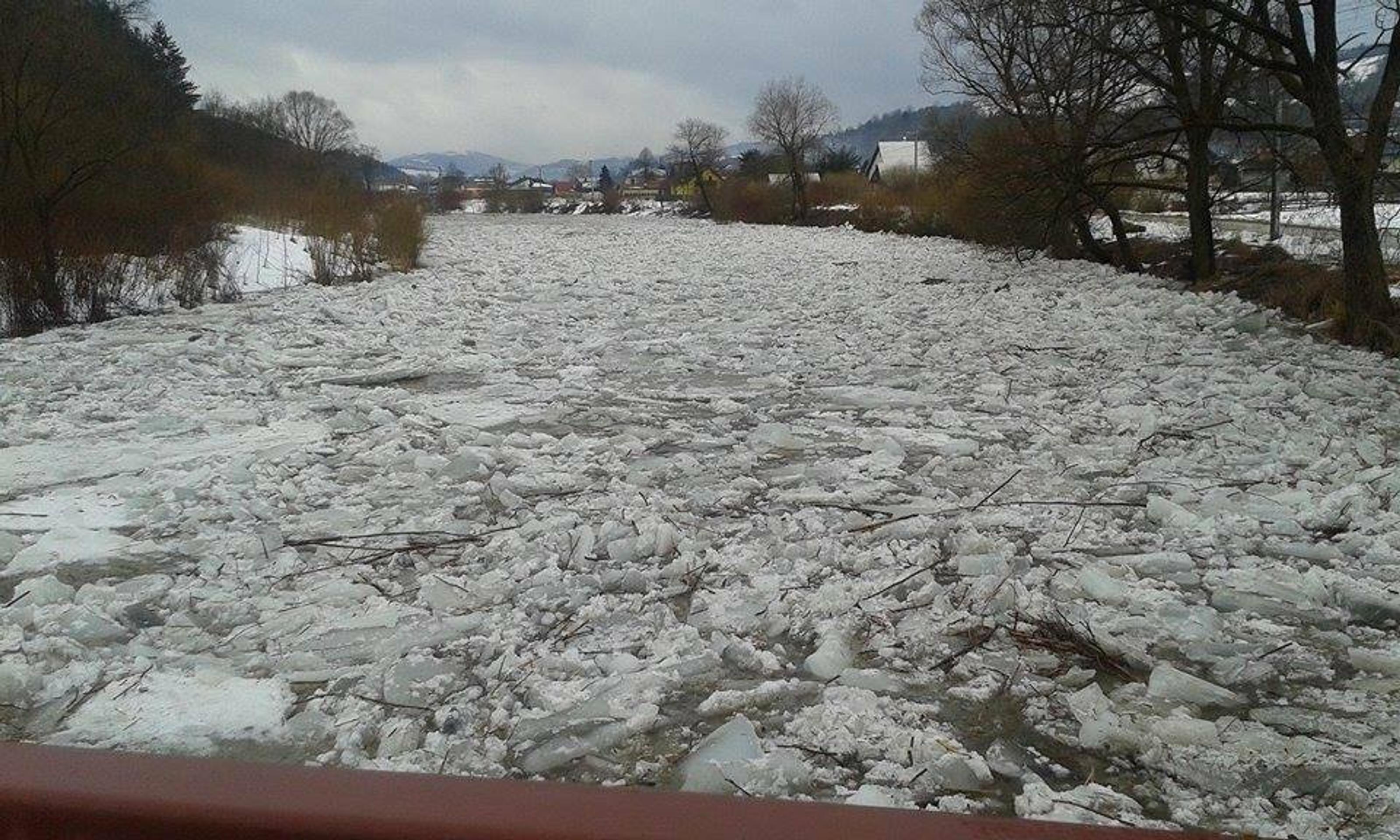 Na rieke Kysuca hrozí ľadová povodeň