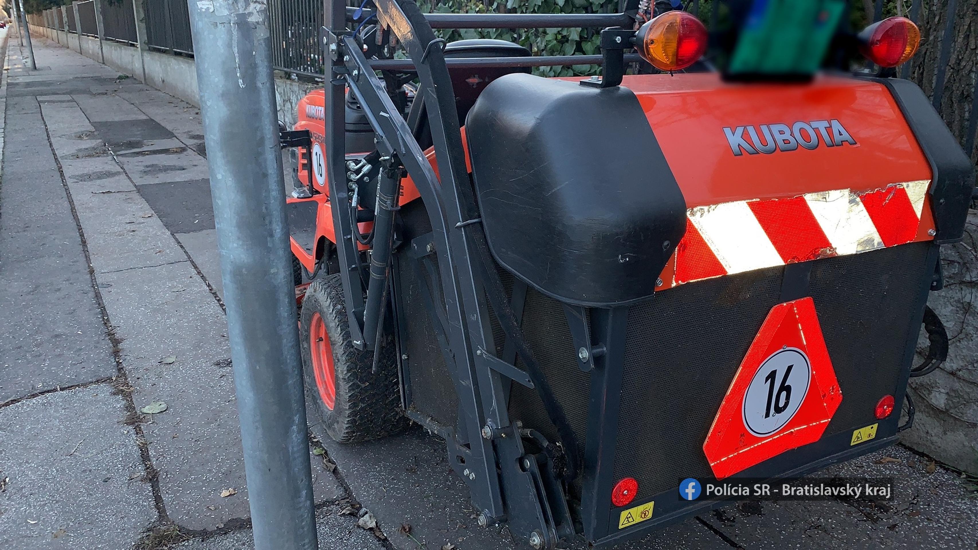 Zrážka kosačky a Porsche