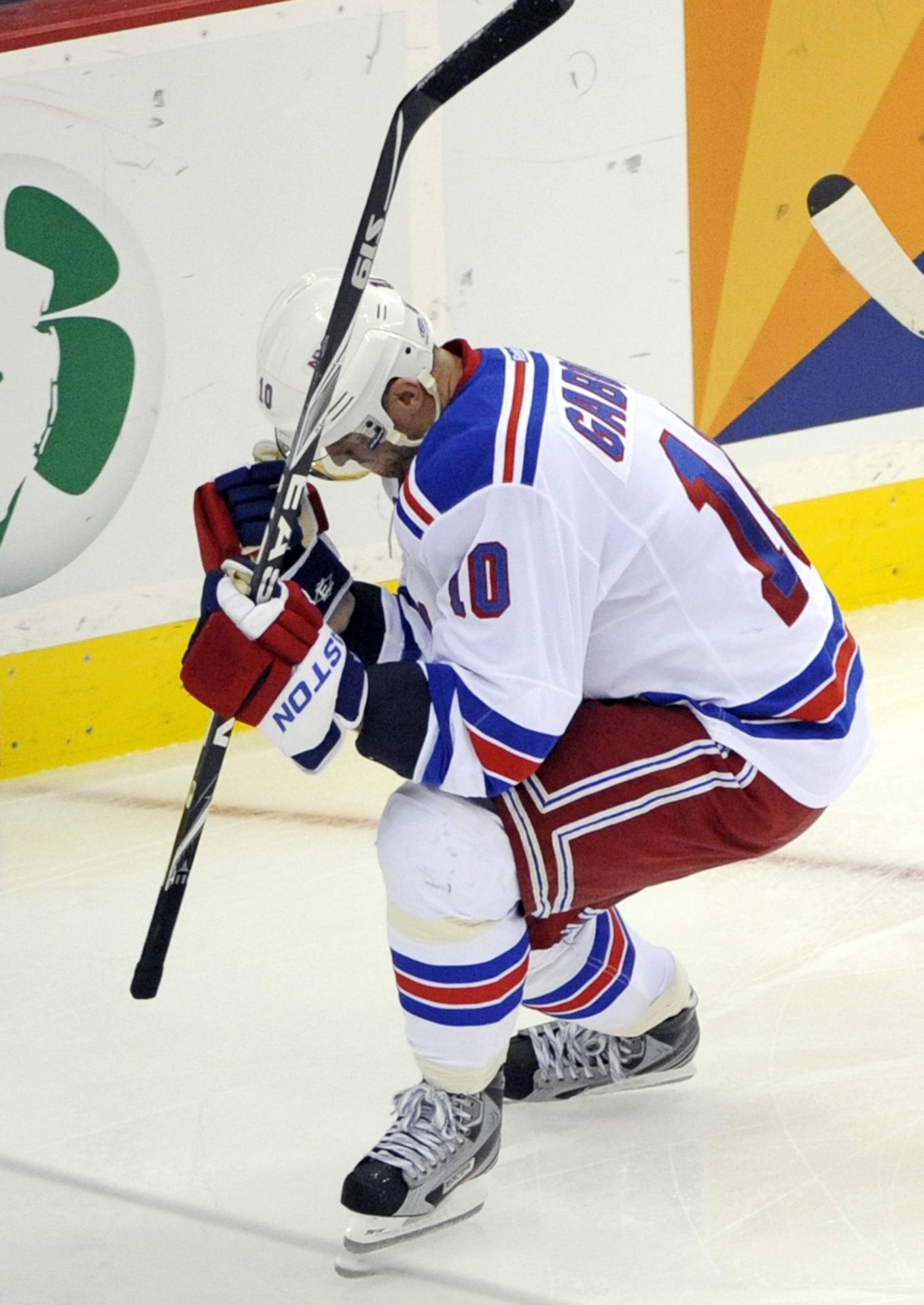 Marián Gáborík oslavuje gól v drese New Yorku Rangers.