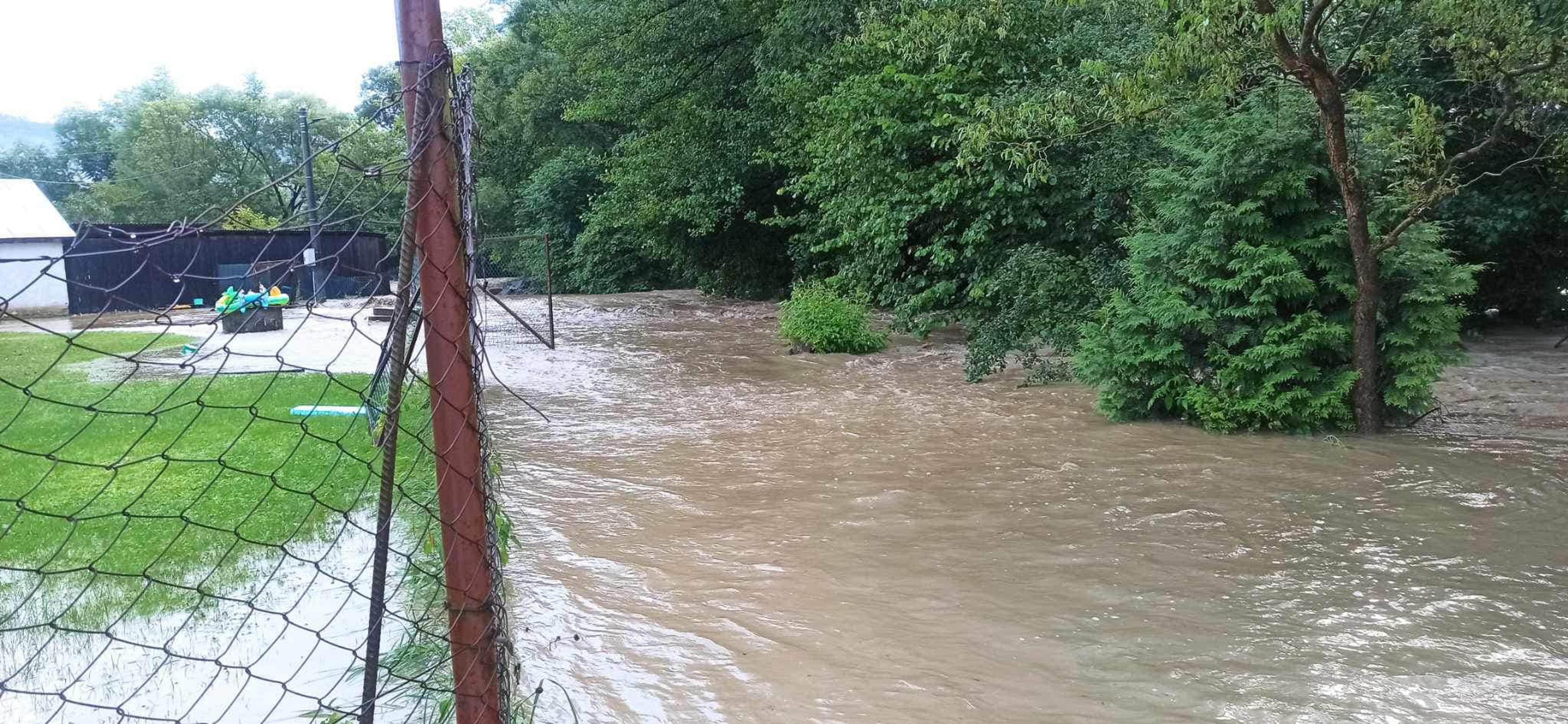Voda z potoka zaplavila hlavnú cestu i pivnice.