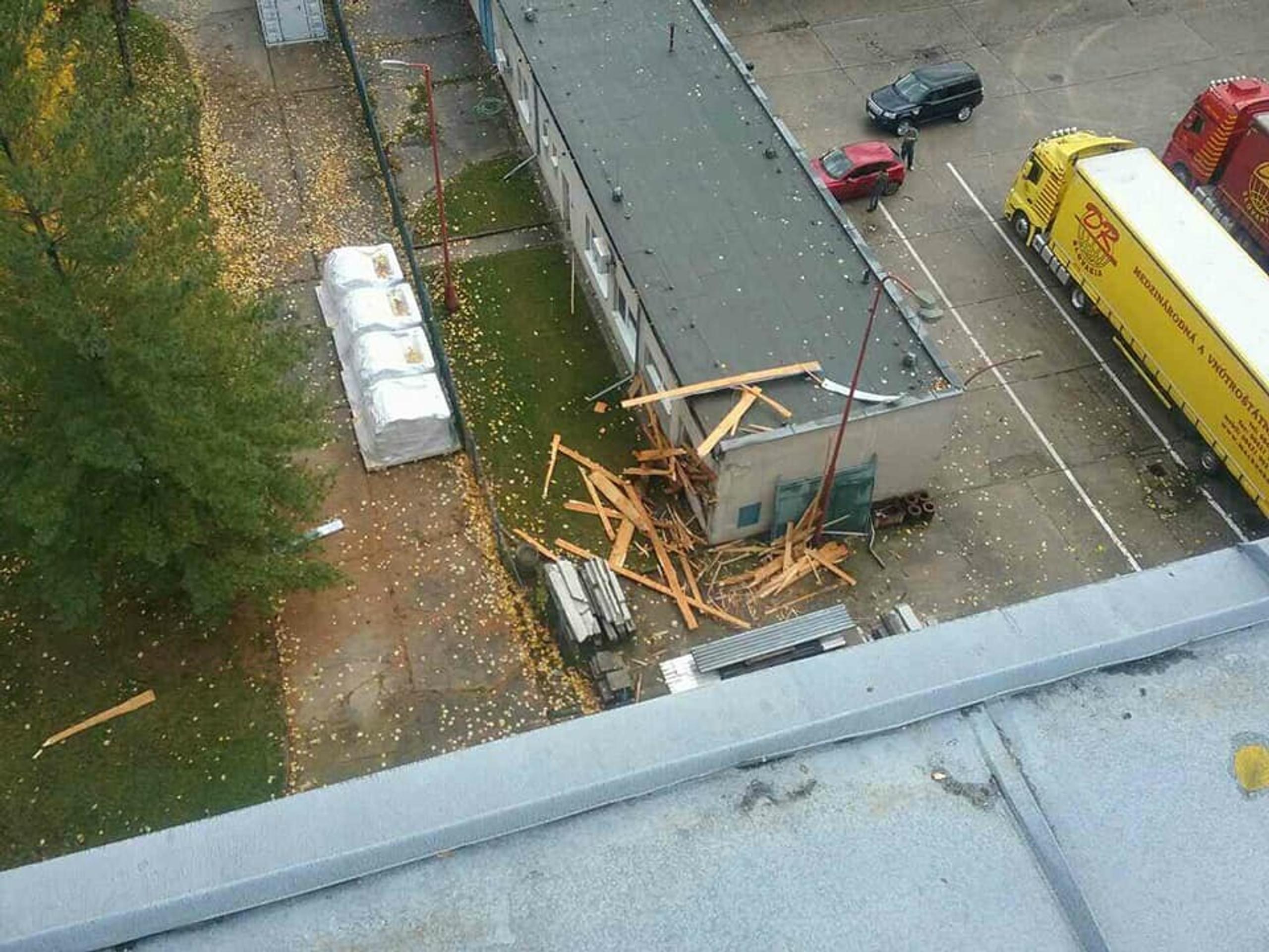 Odtrhnutá strecha v Senici.