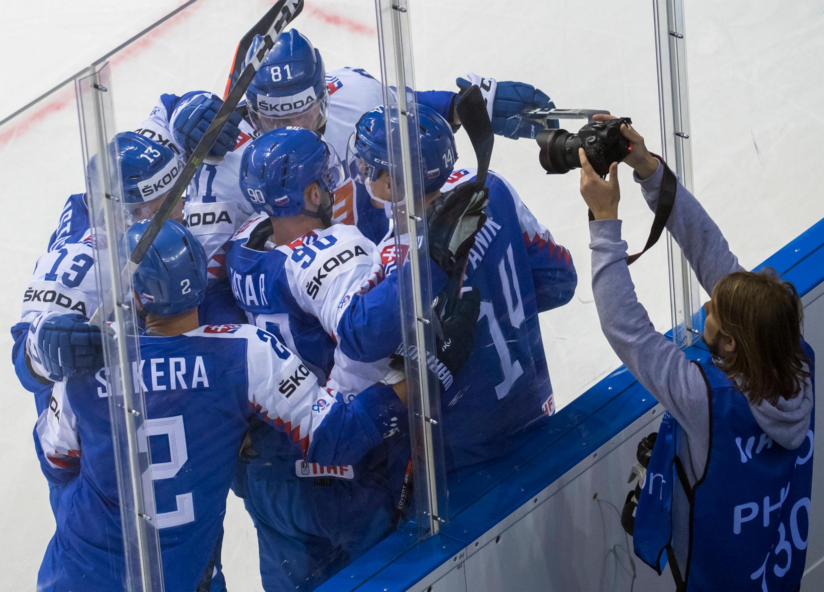 Marek Ďaloga leží na ľadovej ploche po zásahu pukom proti Fínsku na MS 2019.