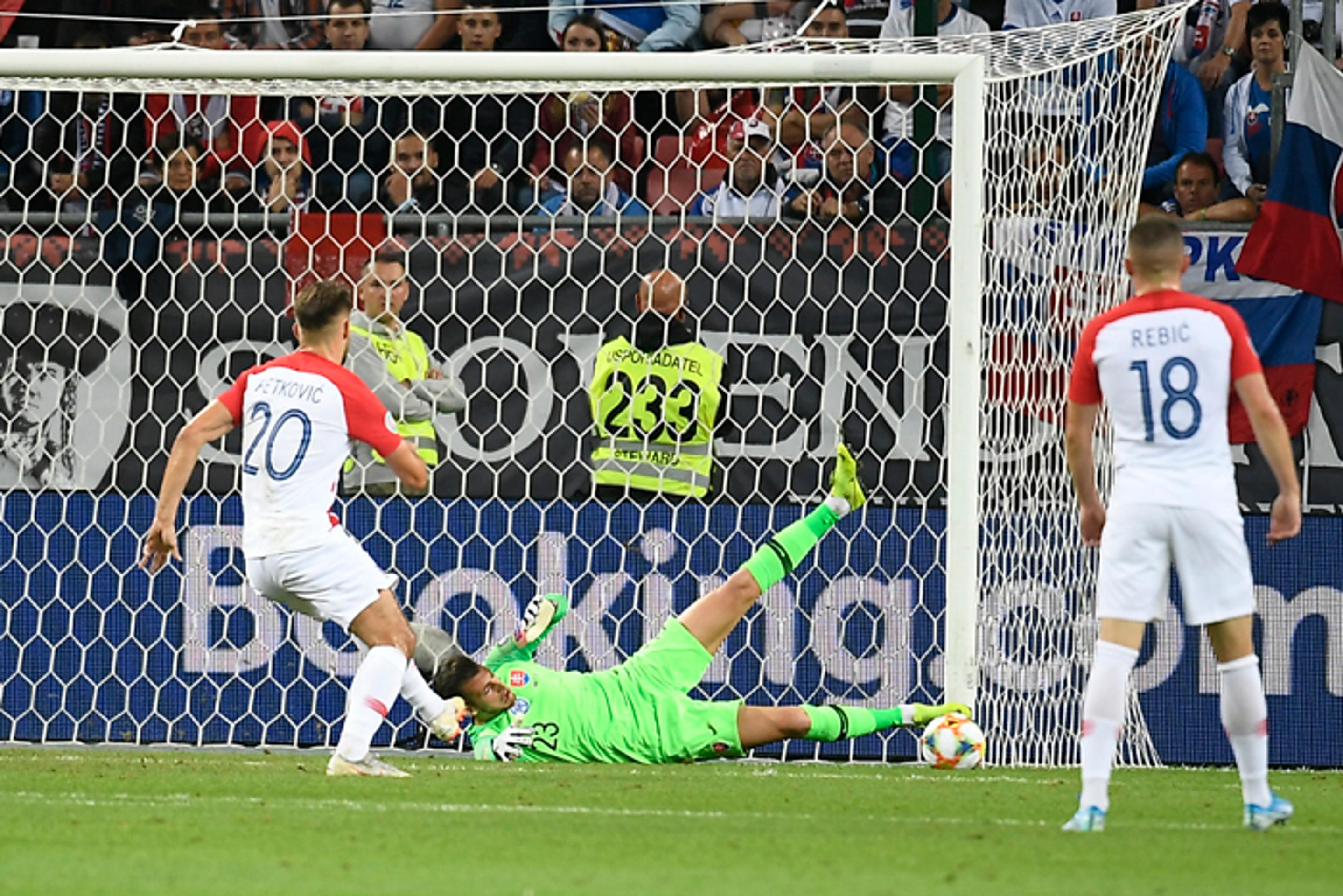 Ondrej Duda (vľavo) a kapitán chorvátskej reprezentácie Luka Modrič.