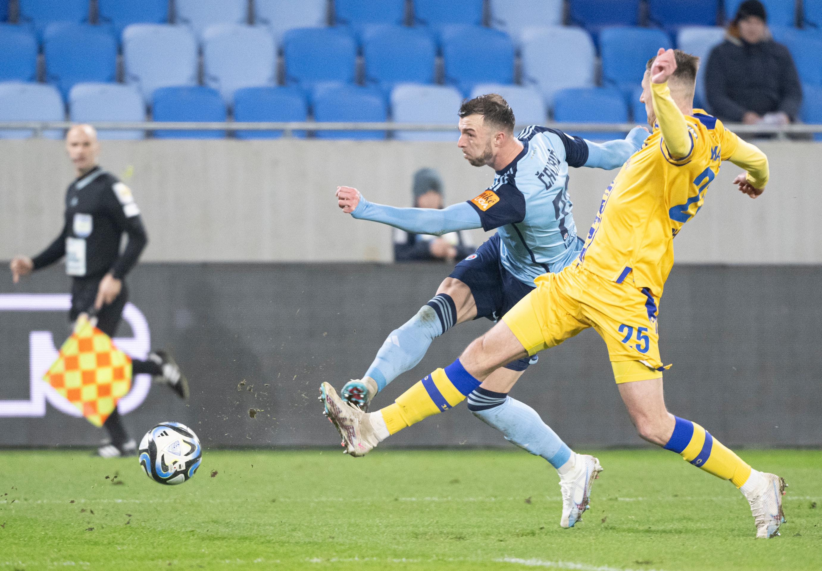 Zľava Aleksandar Čavrič (Slovan) a Filip Kaša (DAC) v 18. kole Niké ligy.