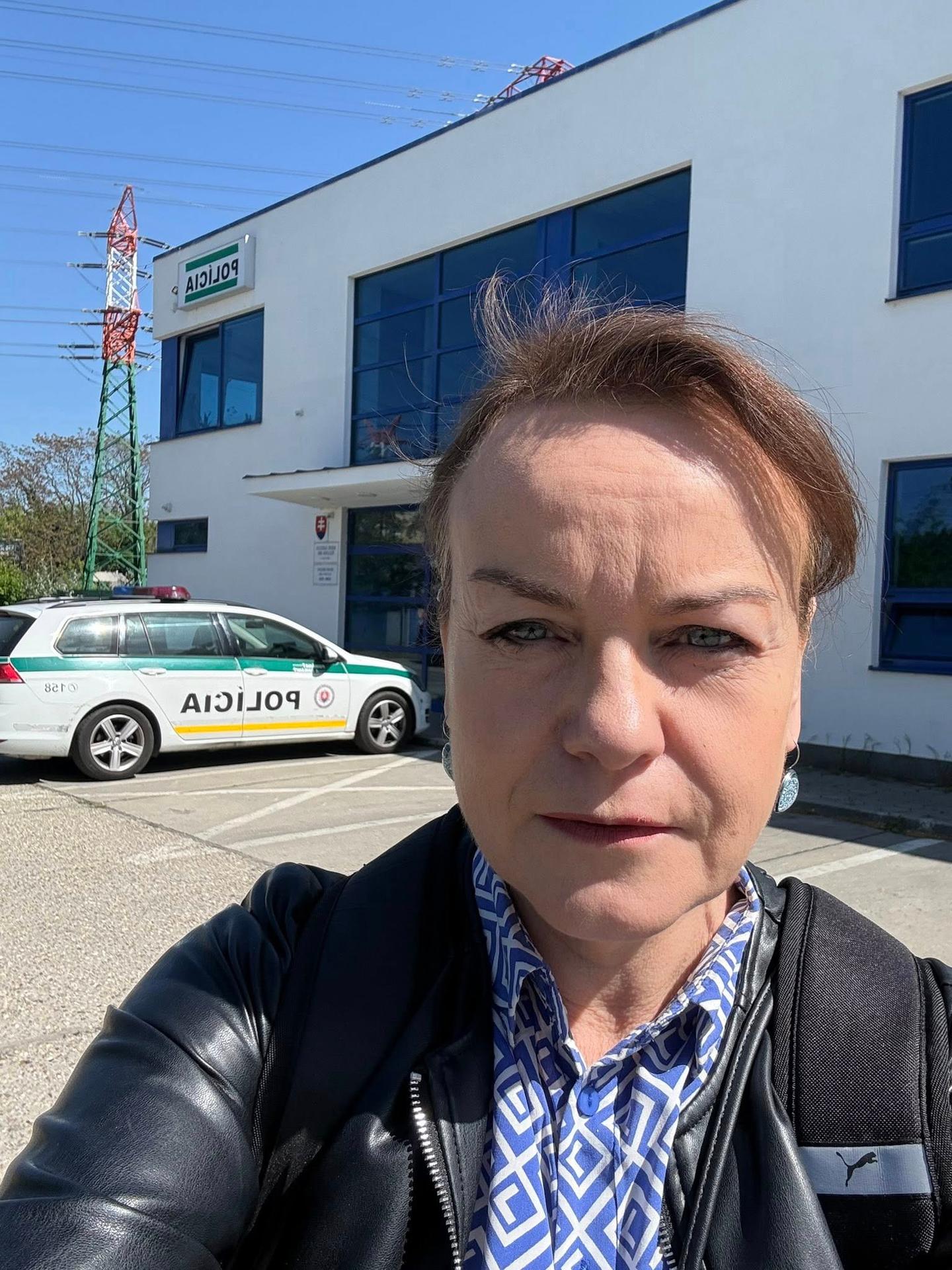 Neznámy páchateľ poškodil auto Zuzany Petkovej priamo pred domom.