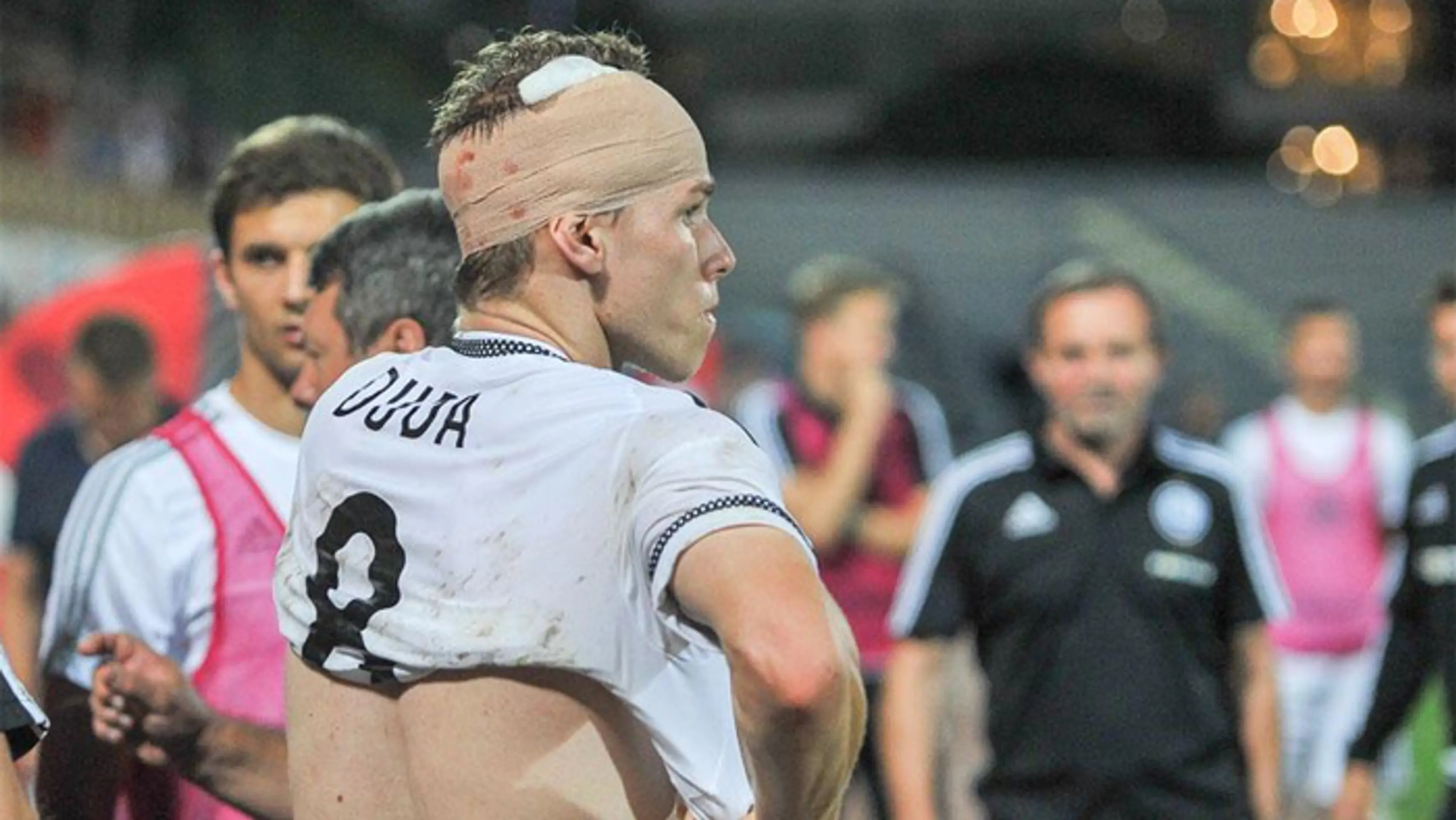 Ošetrený Ondrej Duda (Legia Varšava) po tom ako ho trafili kameňom v zápase proti FK Kukesi.