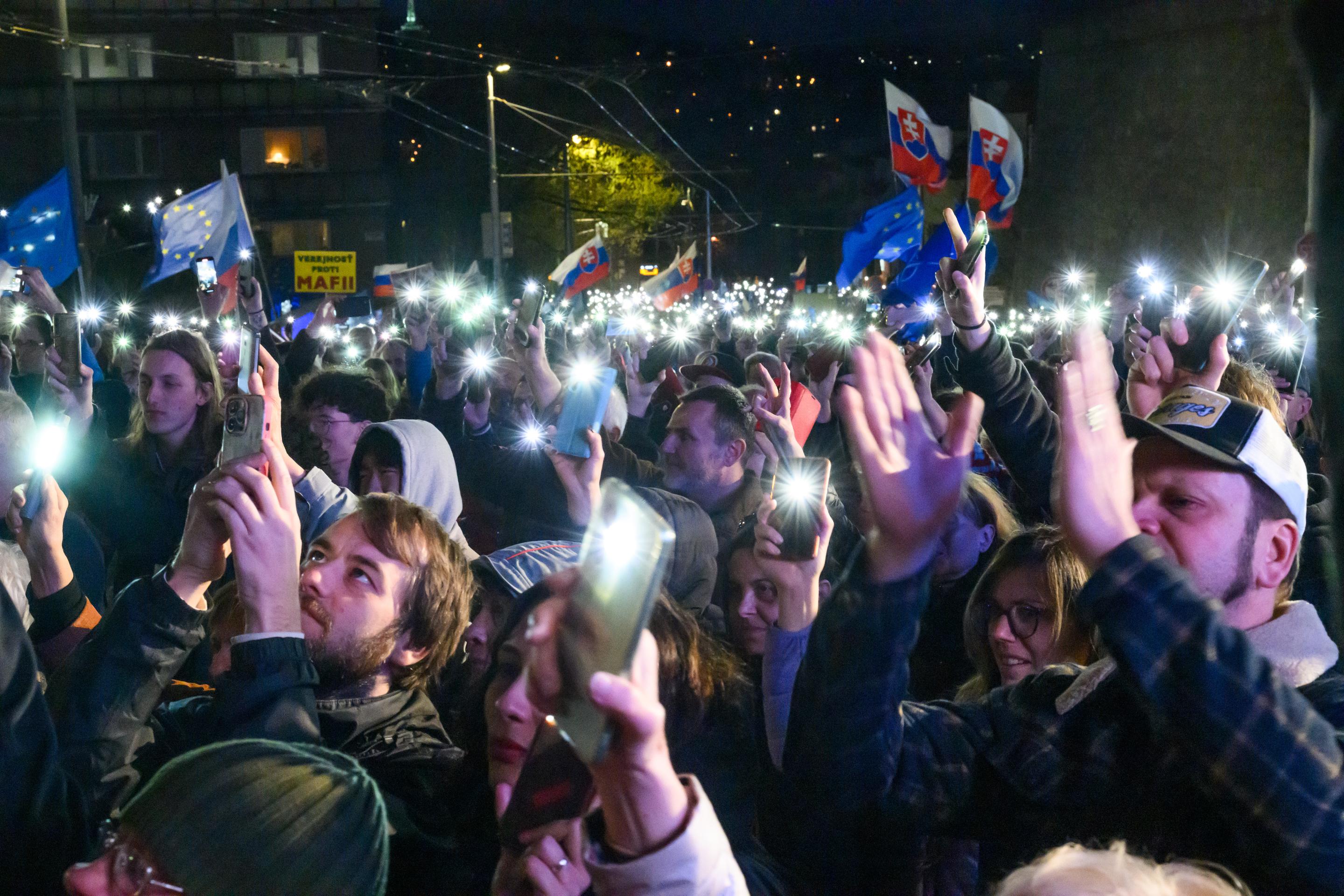 Na snímke účastníci na pochode „Nie ruskému zákonu!“ z Námestia slobody pred Národnú radu SR v Bratislave.