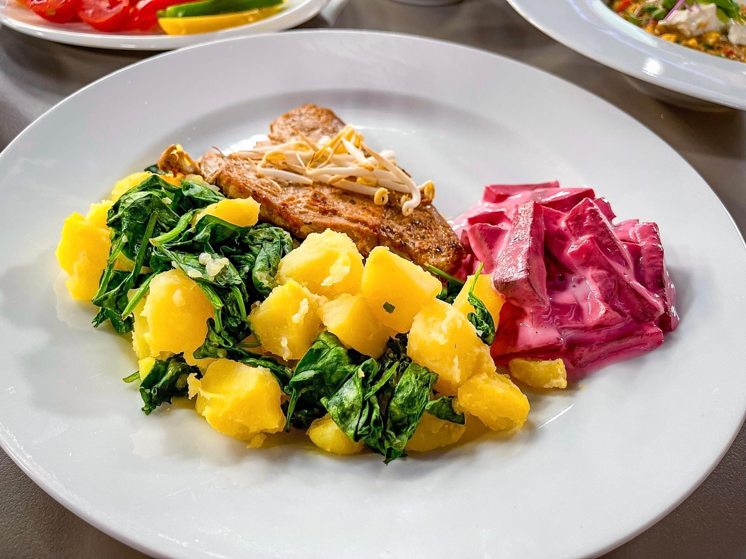 Steak z tuniaka s varenými zemiakmi na baby špenáte a masle s cviklovo-jogurtovým šalátom