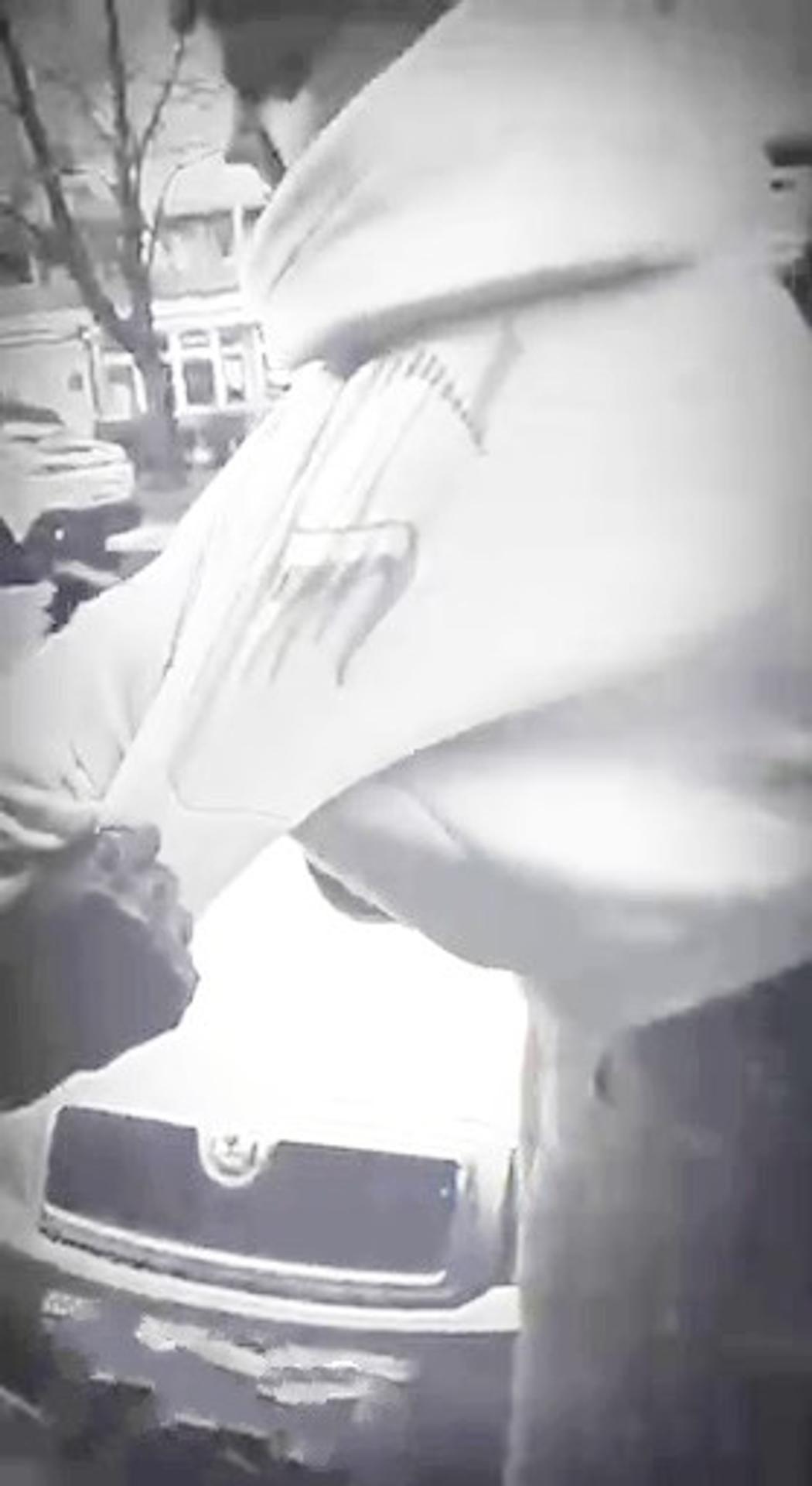 Polícia žiada verejnosť o pomoc pri stotožnení muža na fotografii.