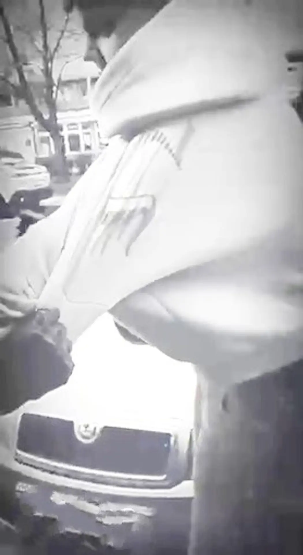 Polícia žiada verejnosť o pomoc pri stotožnení muža na fotografii.