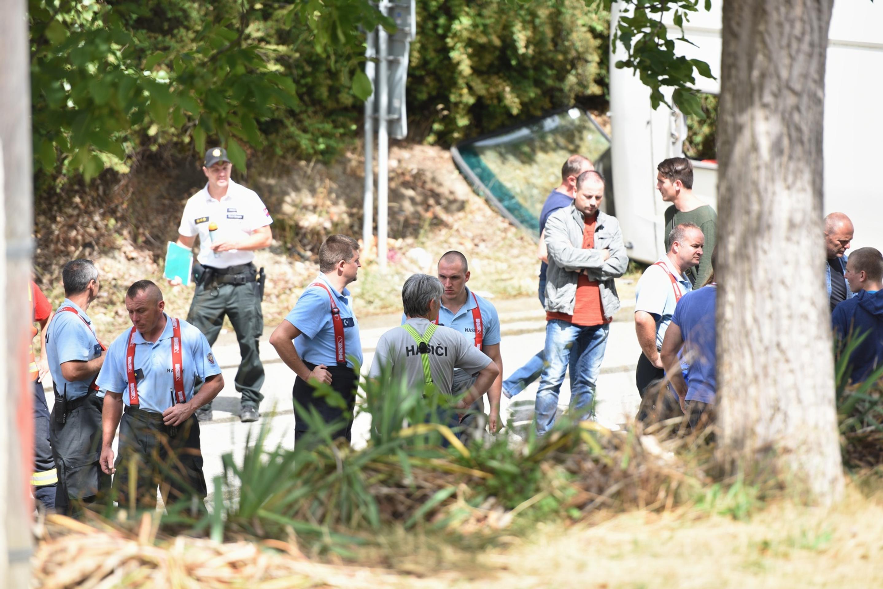Pri Bučanoch sa prevrátil autobus so seniormi