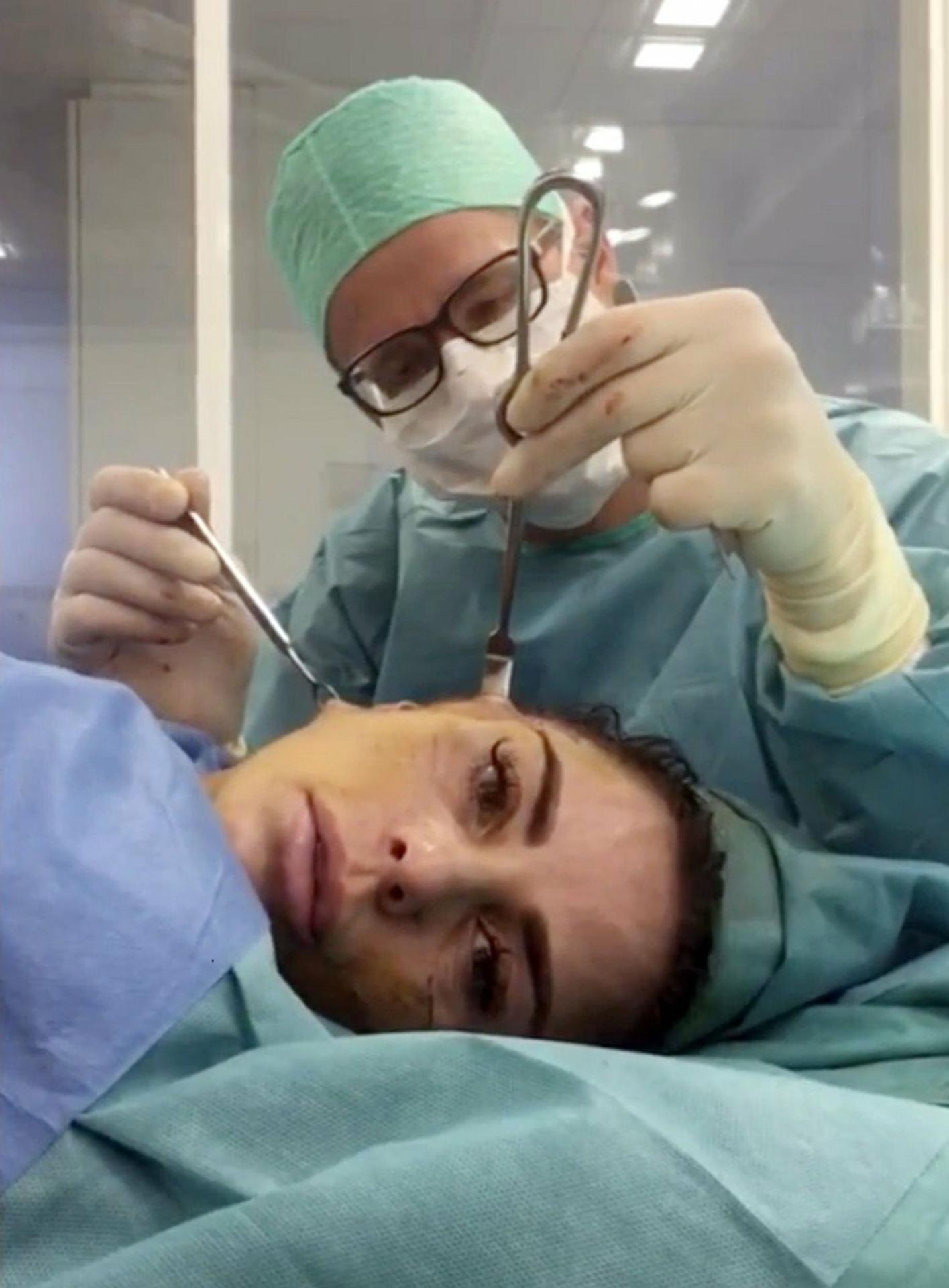 Katie Price počas chirurgického zákroku