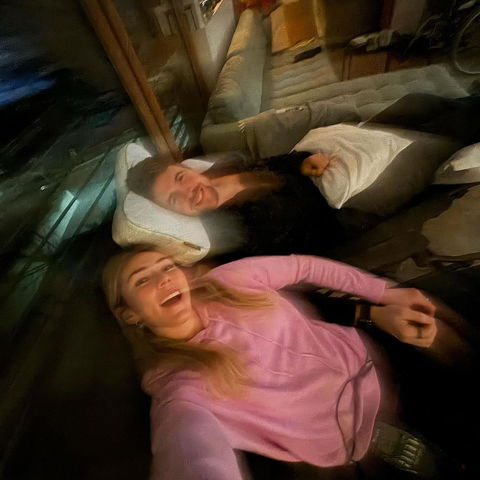 Mikaela Shiffrinová s priateľom Alexandrom Kildem sa podporujú navzájom.