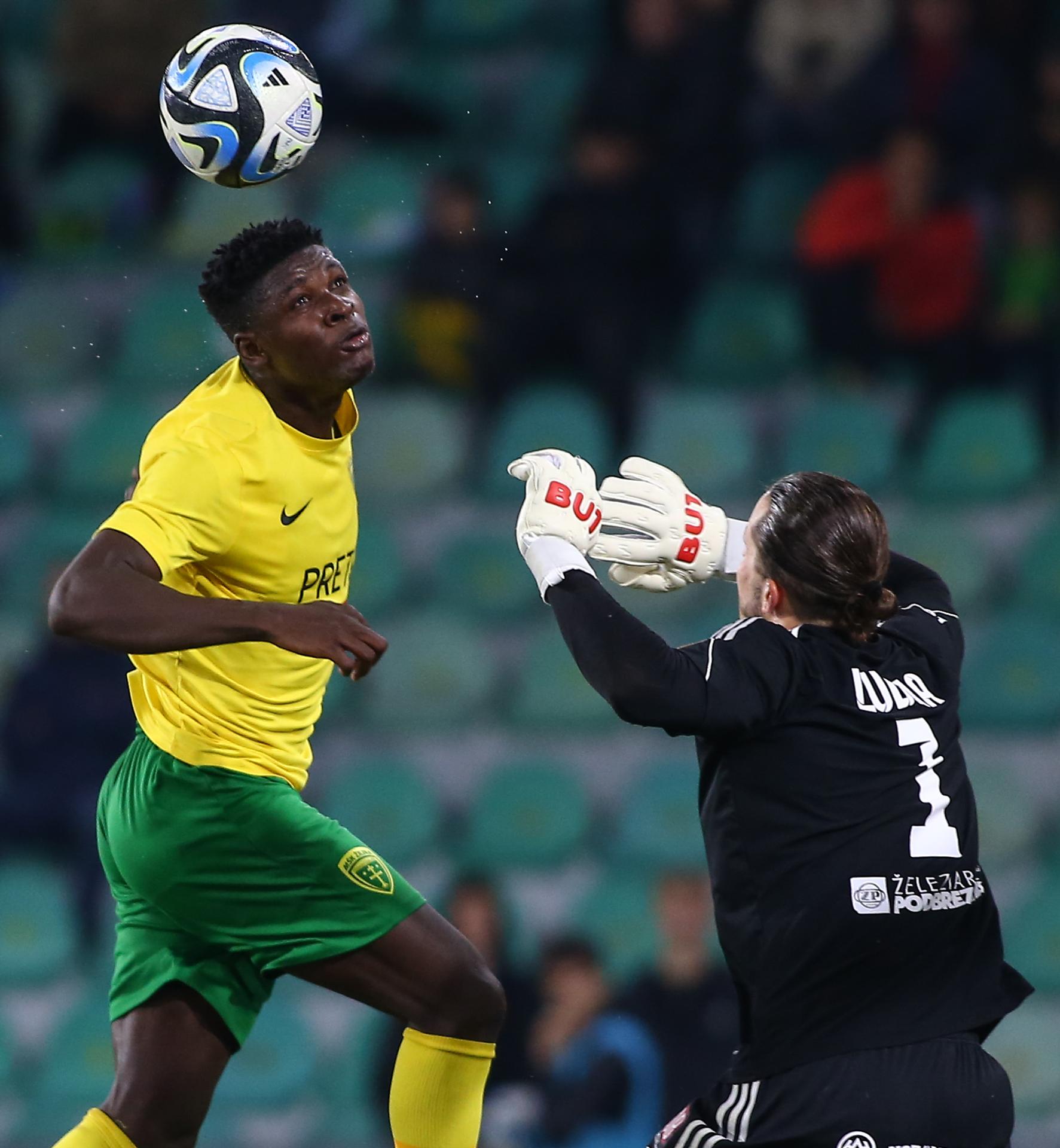 Na snímke zľava v súboji o loptu Eric Bile (Žilina) a brankár Richard Ludha (Podbrezová).