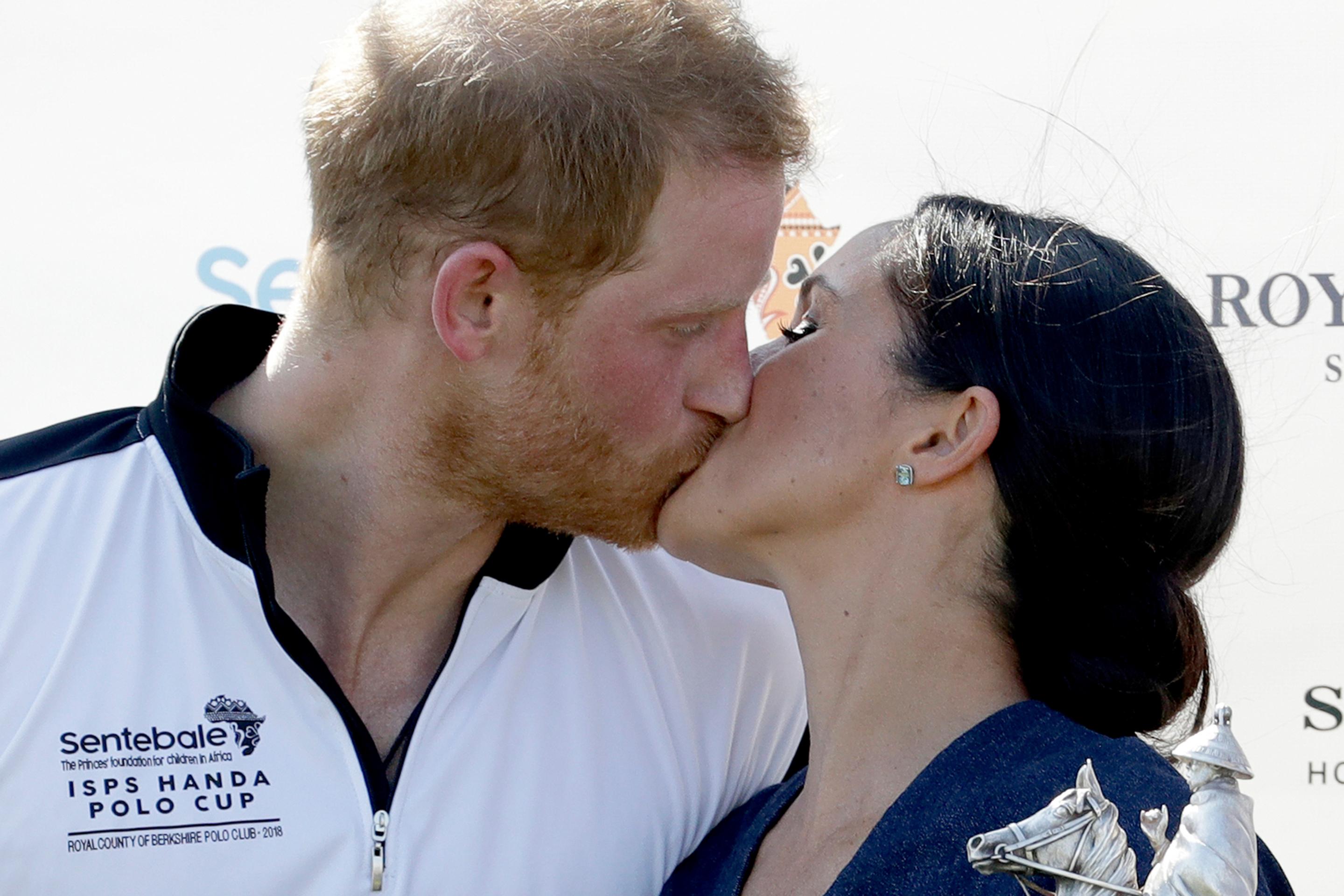 Meghan Markle a princ Harry sa pobozkali na verejnosti.