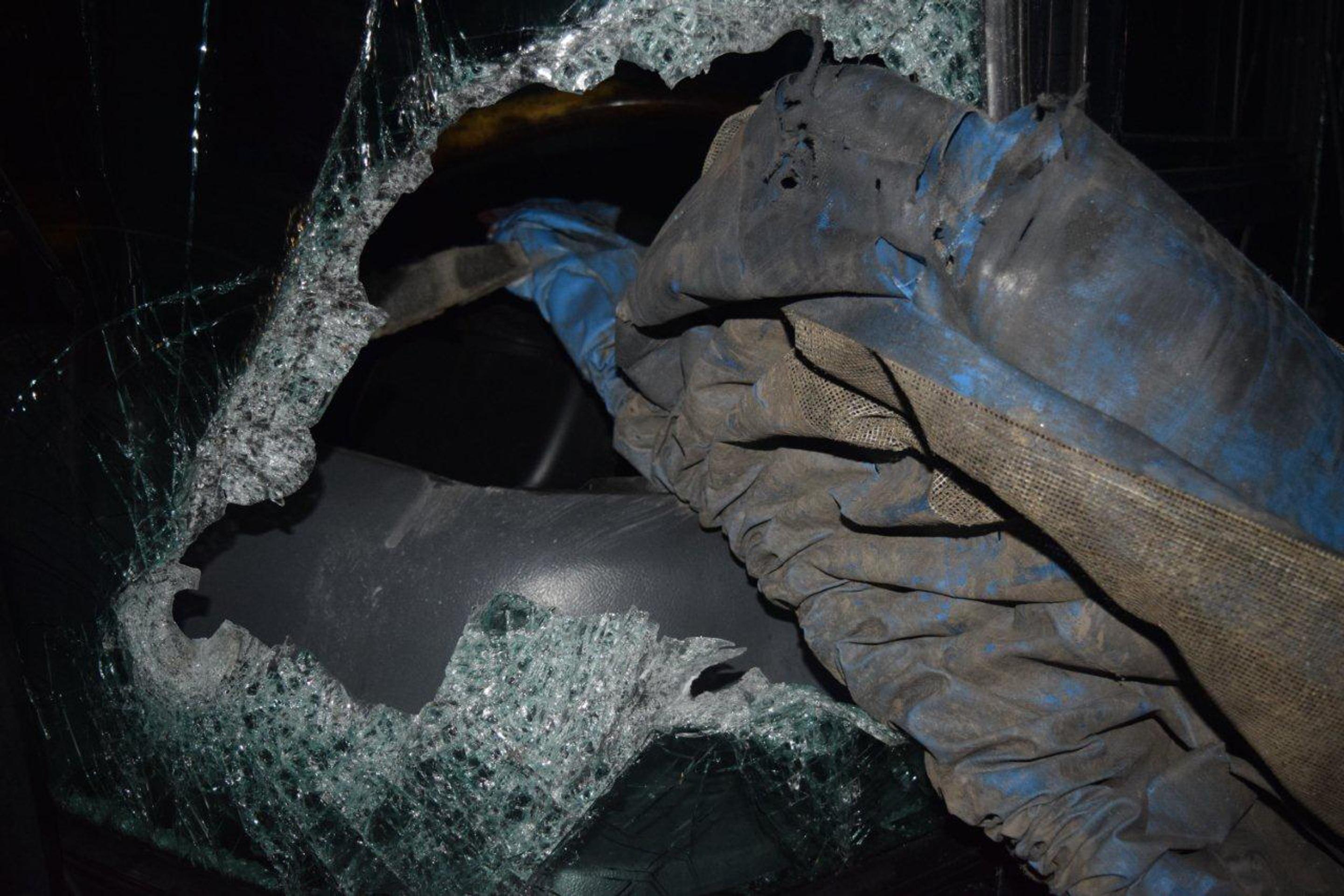 Vypadnutá tyč zasiahla vodiča autobusu.