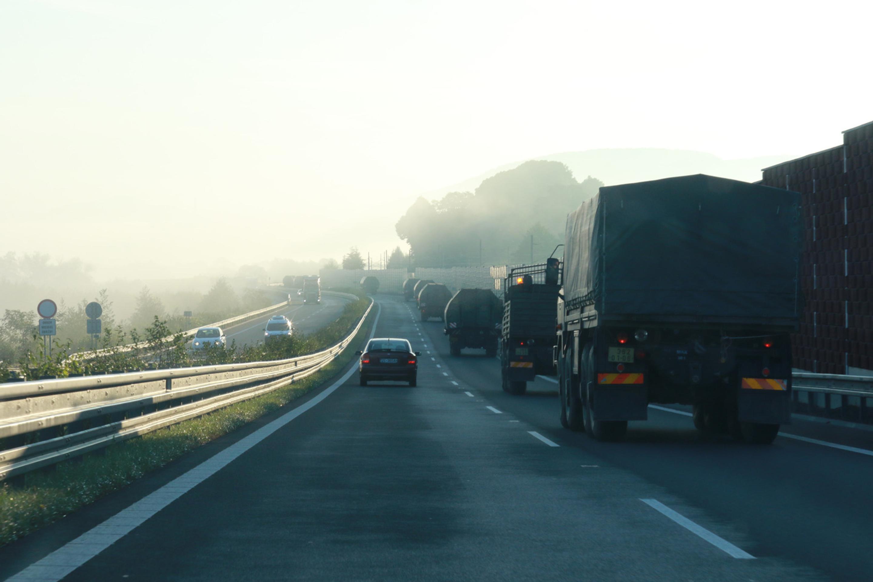 Presun vojenskej techniky na ceste medzi Sereďou a Lešťou