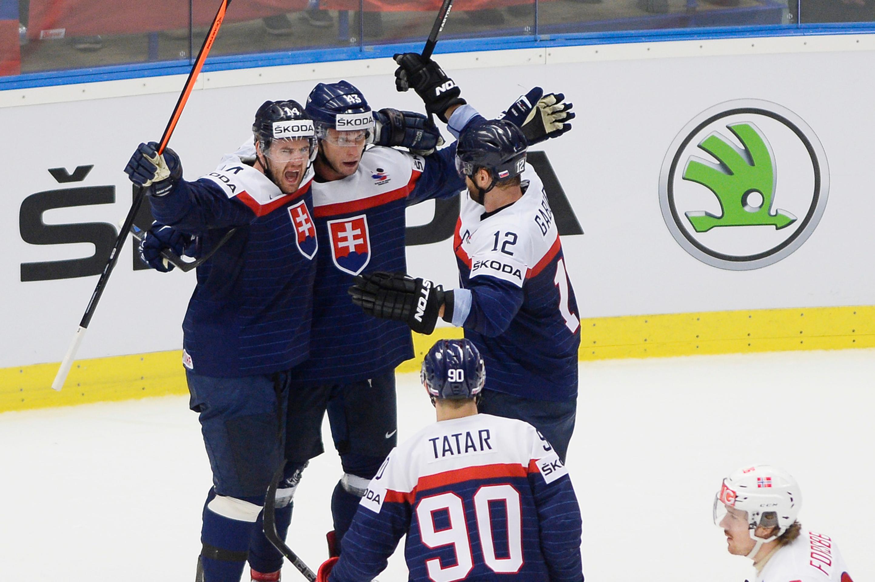 Tomáš Surový (uprostred) sa teší so spoluhráčmi po strelení úvodného gólu v zápase Slovensko-Nórsko.