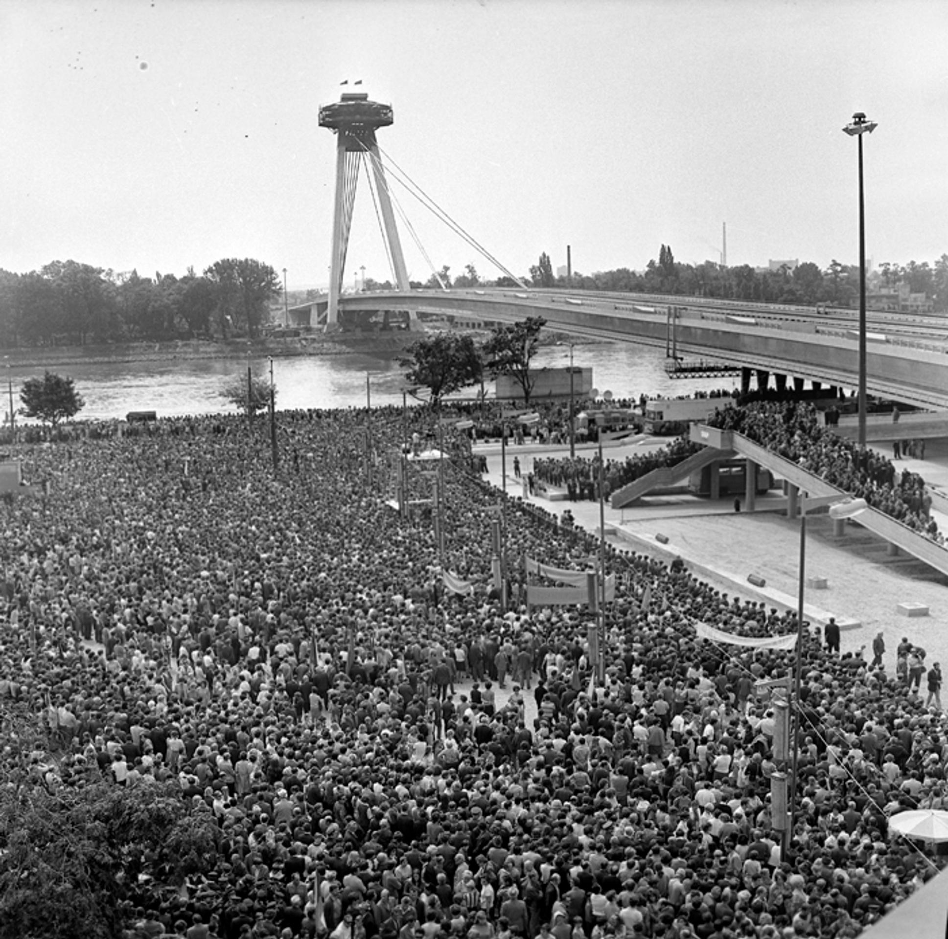 Slávnostné odovzdávanie Nového mosta cez Dunaj v Bratislave (26. augusta 1972)