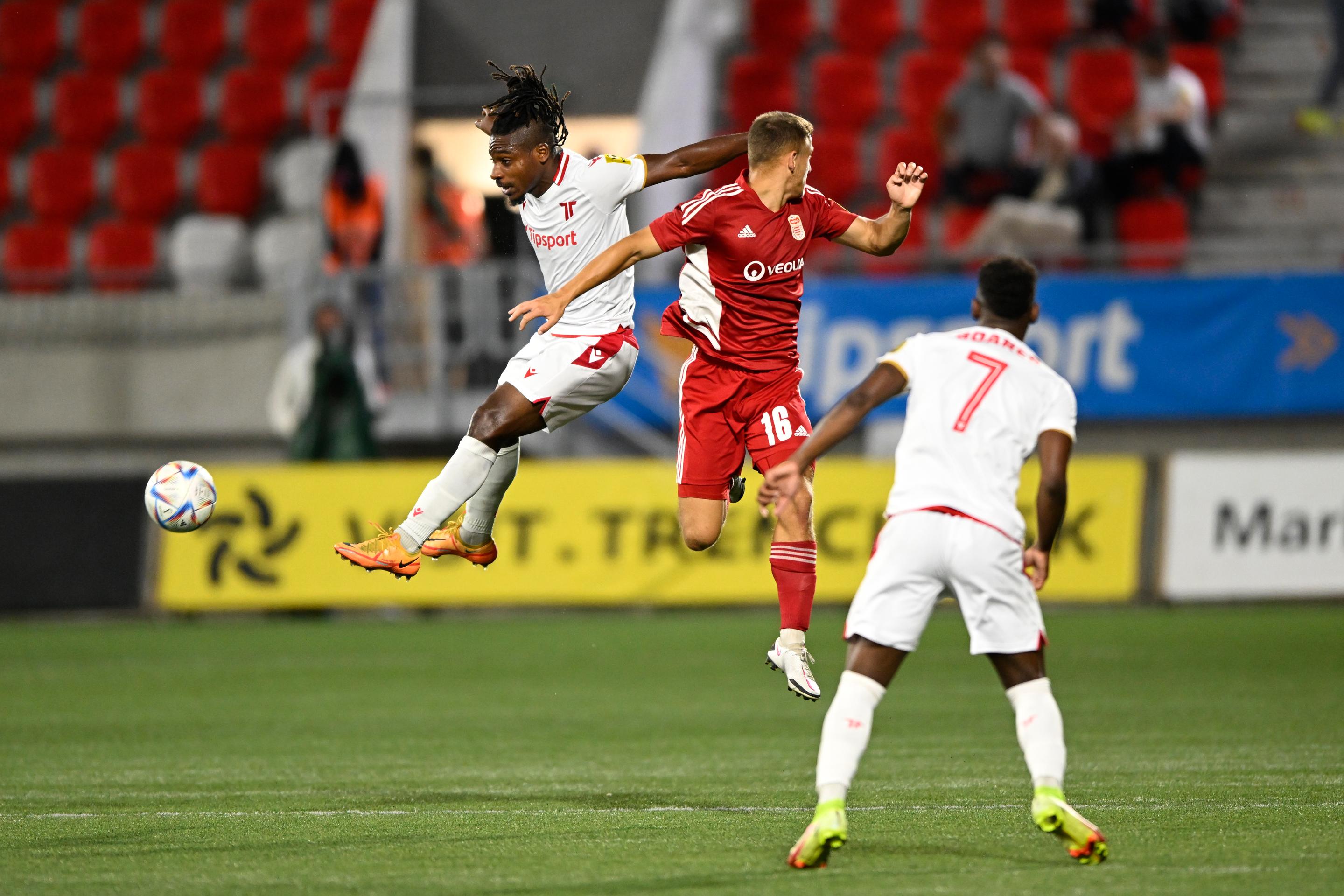 Zľava Kingsley Madu (Trenčín), Adam Hanes (Banská Bystrica) a Eynel Domingos (Trenčín) v zápase 8. kola Fortuna ligy.