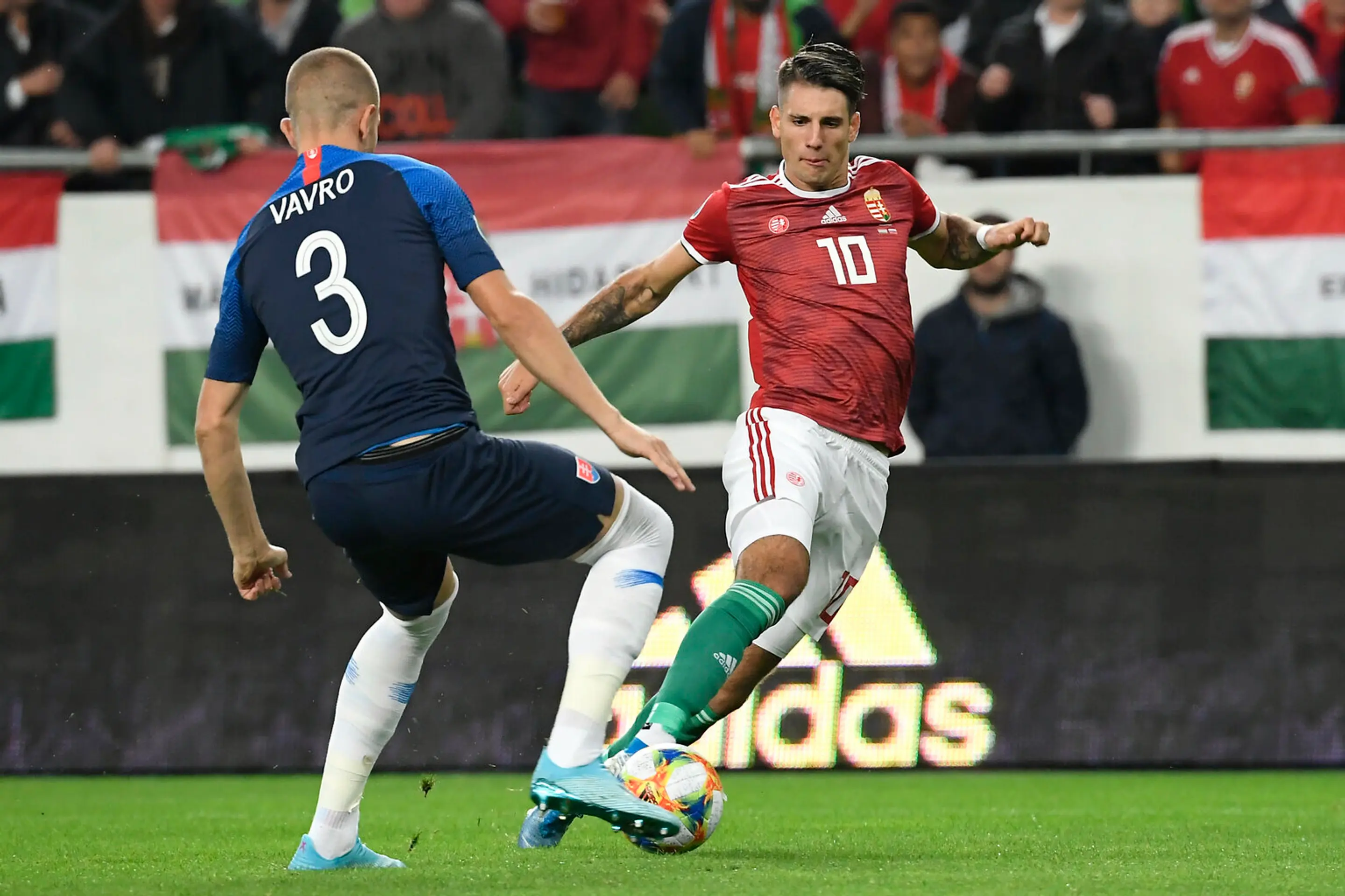 Zľava Nemci Serge Gnabry a Marcel Halstenberg oslavujú gól v kvalifikácii ME 2020 na pôde Severného Írska.