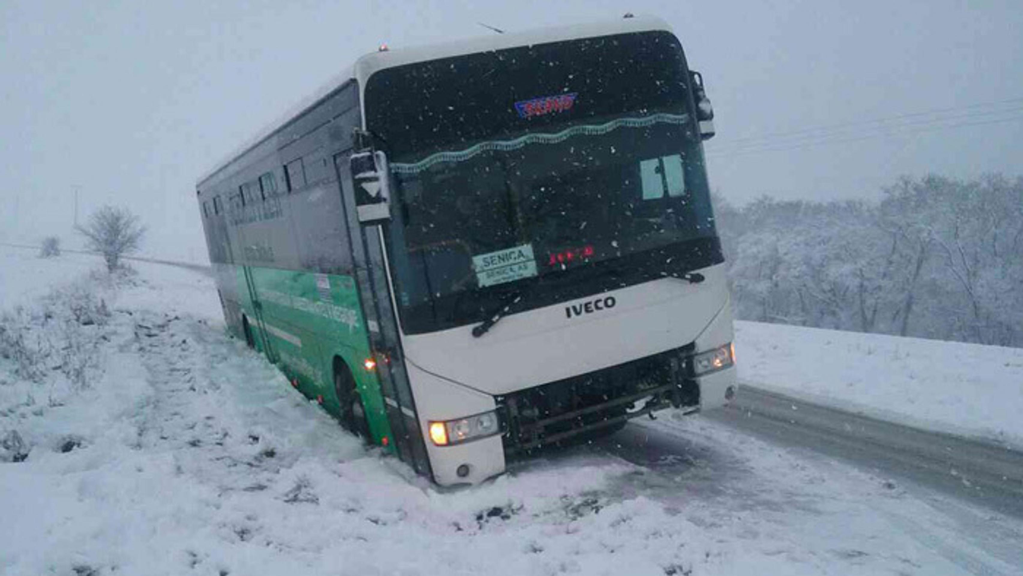 Dve autá skončili v priekope.