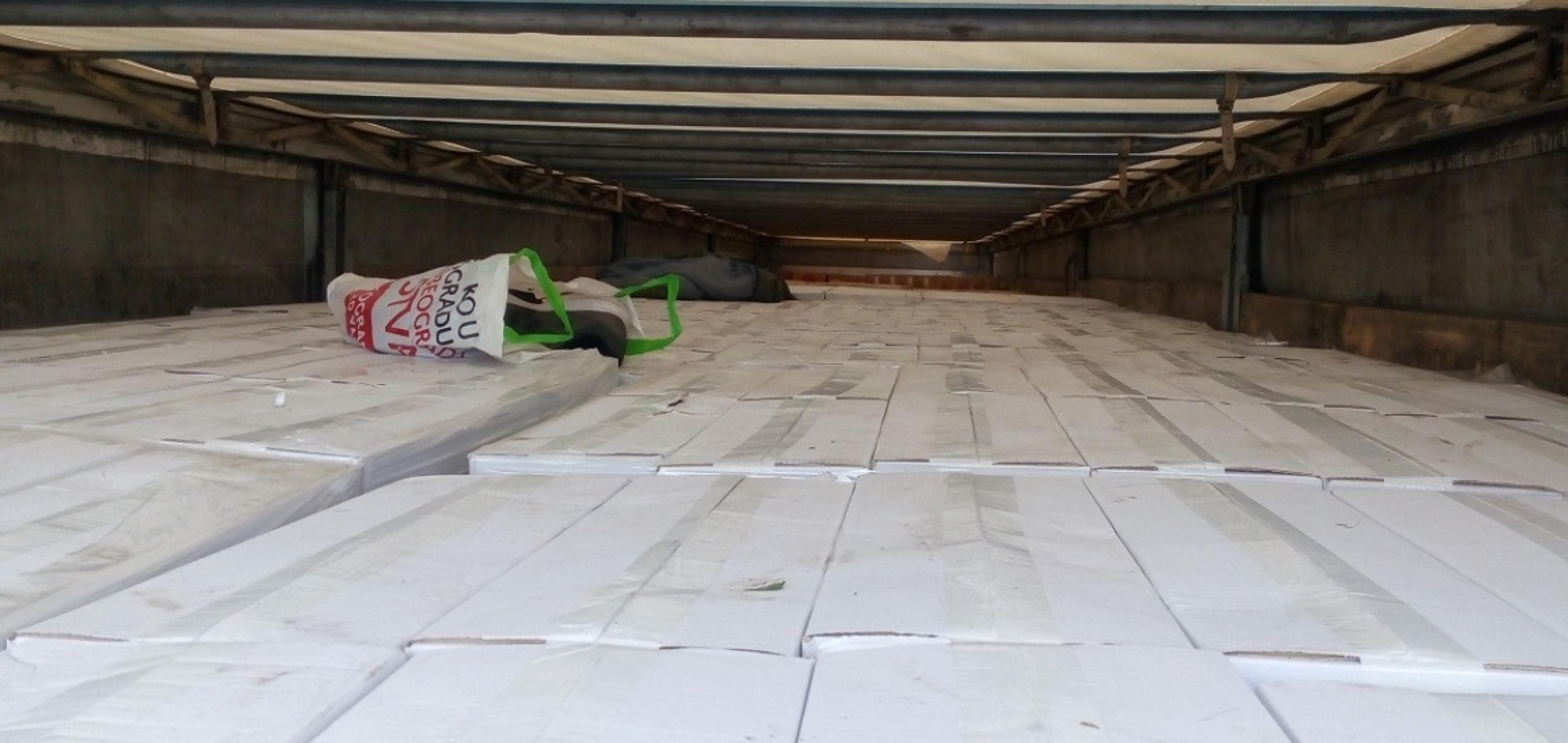 Kamión, ktorému migranti prerezali plachtu.