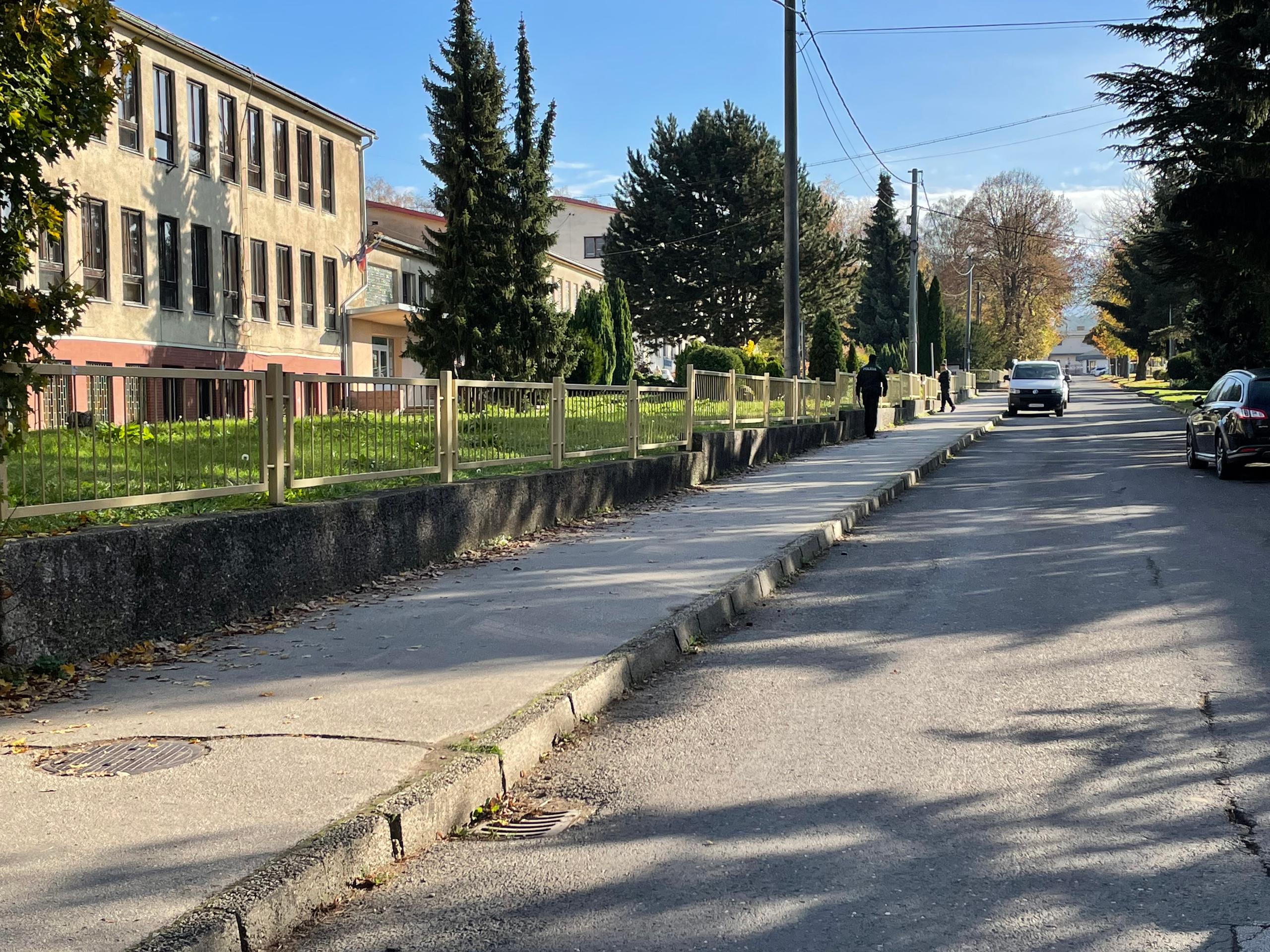 Na Strednej odbornej škole v Novákoch útočil študent sekerou.